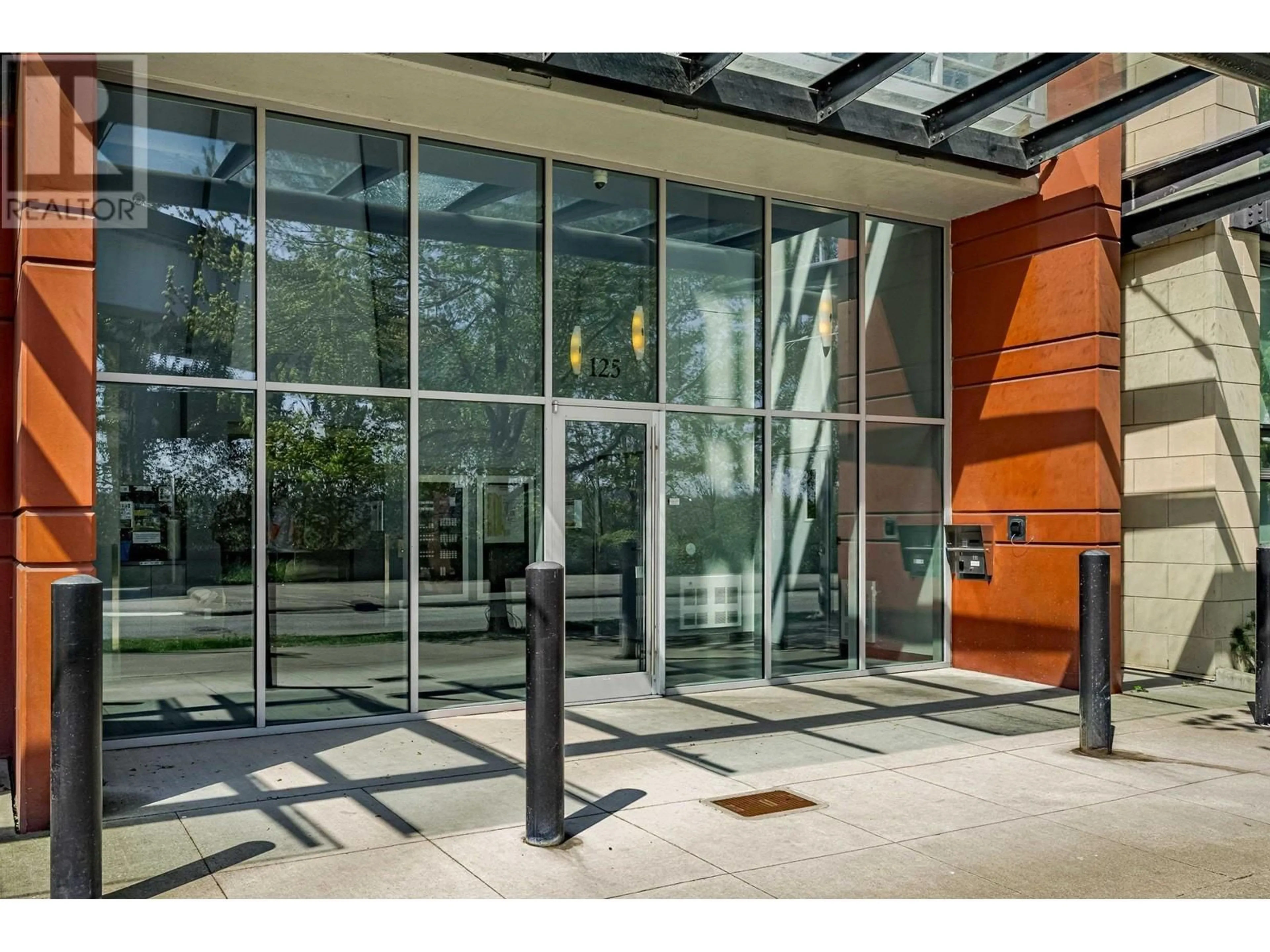 Indoor foyer for 1001 - 125 COLUMBIA STREET, New Westminster British Columbia V3L0G8