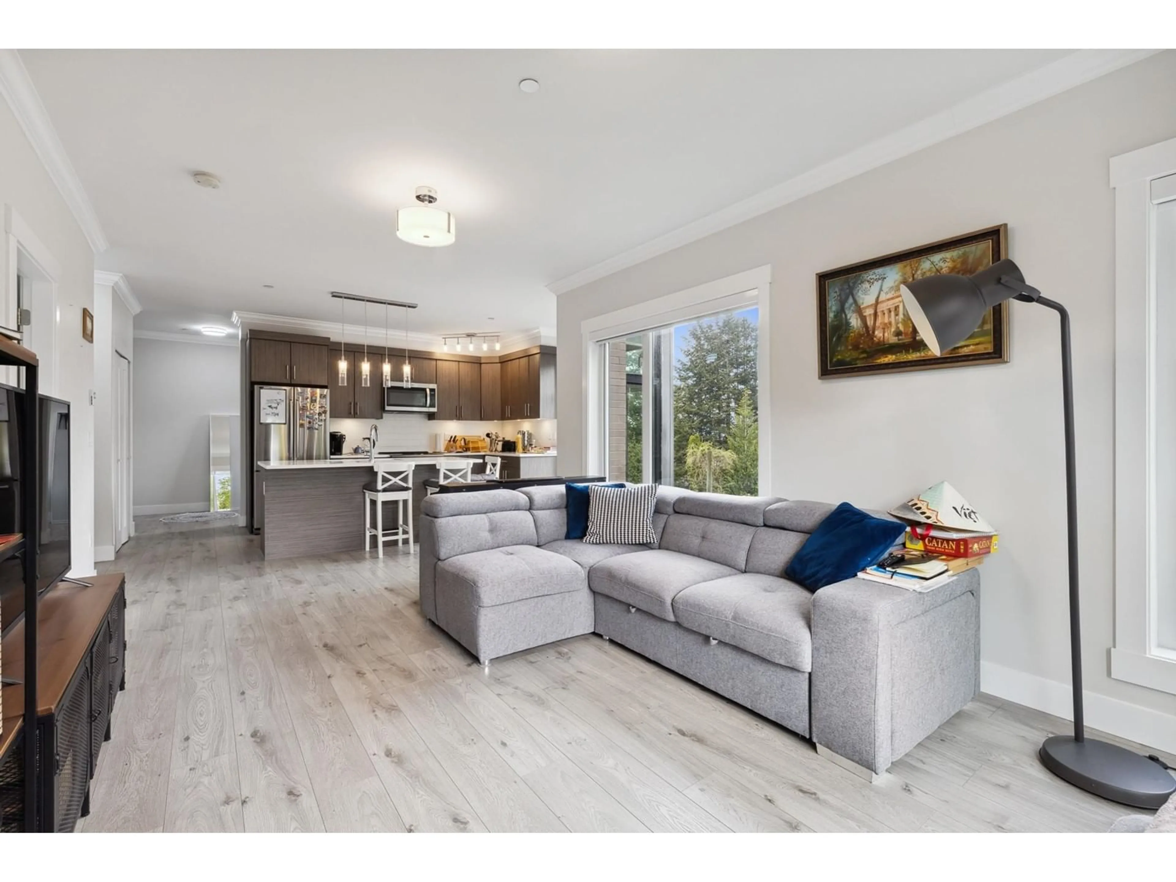 Open concept kitchen, wood/laminate floor for 407 - 13799 101, Surrey British Columbia V3T0N9