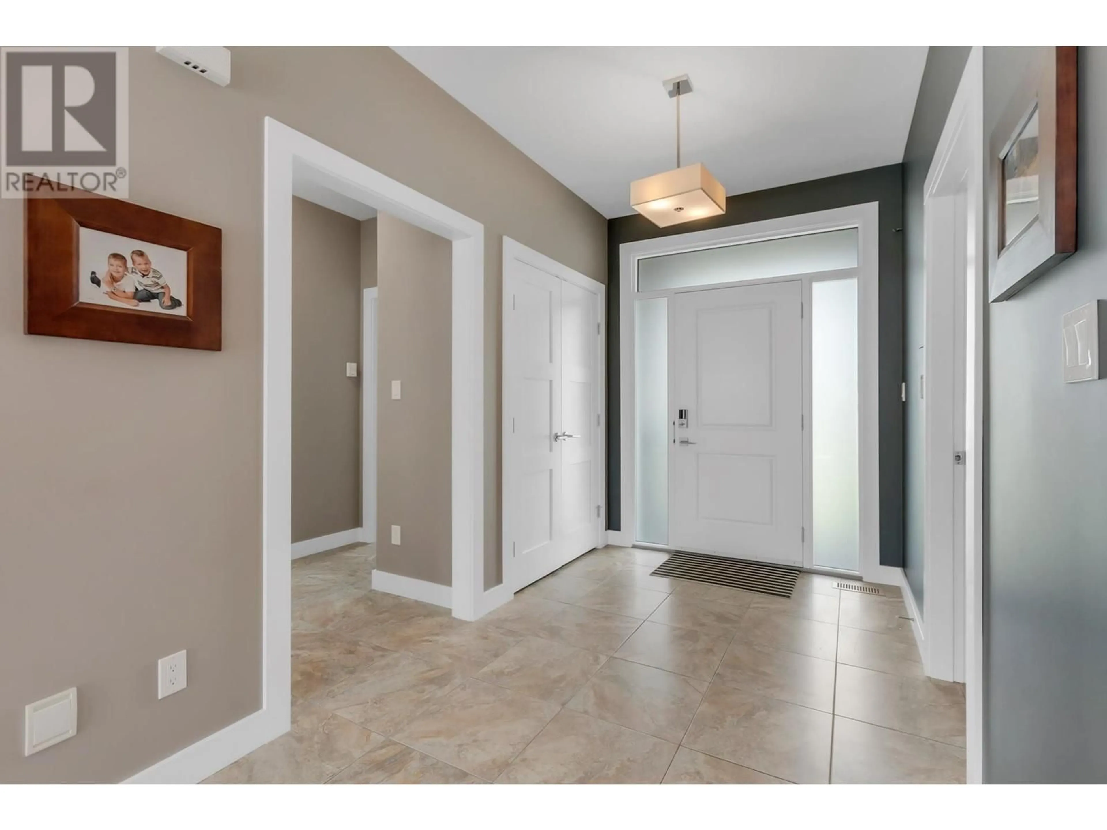 Indoor entryway for 2535 MAURICE DRIVE, Prince George British Columbia V2N0B9