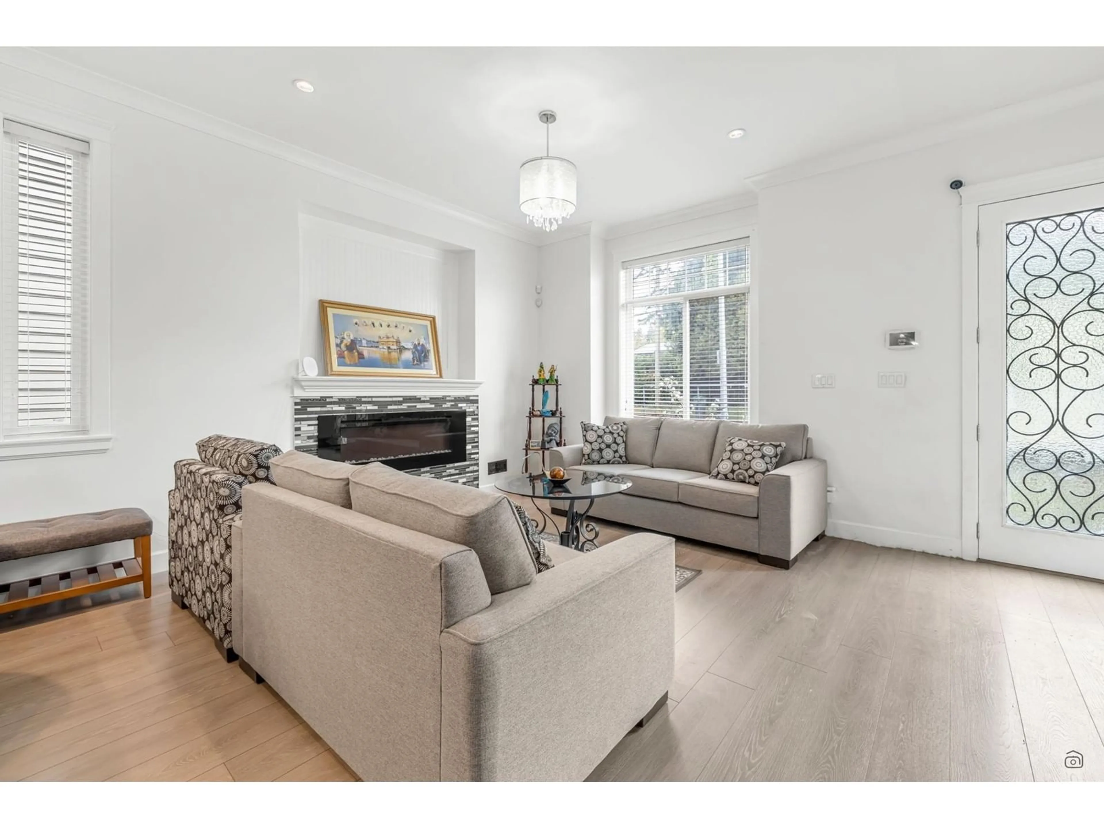 Living room with furniture, unknown for 14119 60, Surrey British Columbia V3X0G1