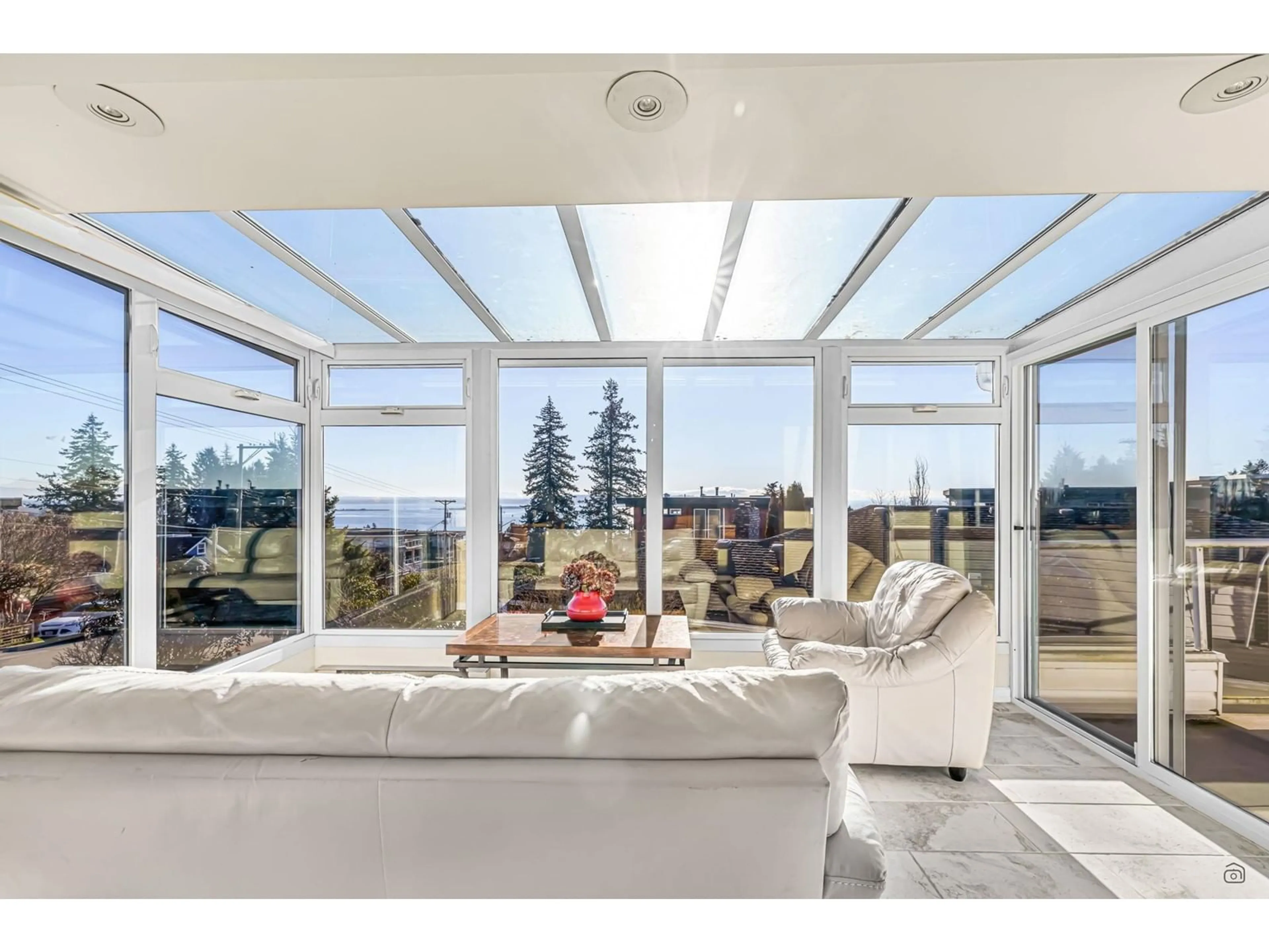 Living room with furniture, unknown for 1191 FINLAY, White Rock British Columbia V4B4K9