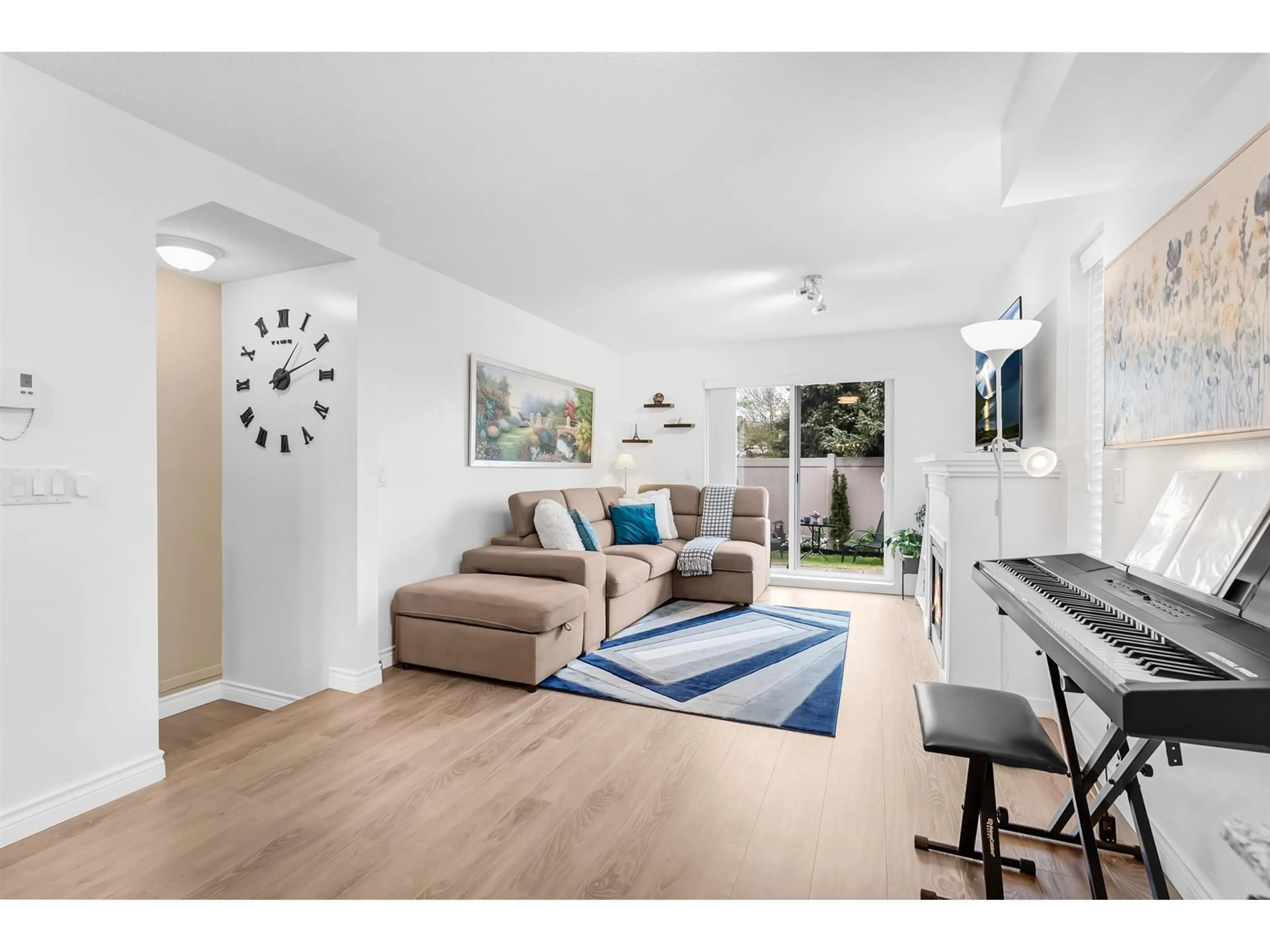 Living room with furniture, wood/laminate floor for 20 - 15871 85, Surrey British Columbia V4N0Y9