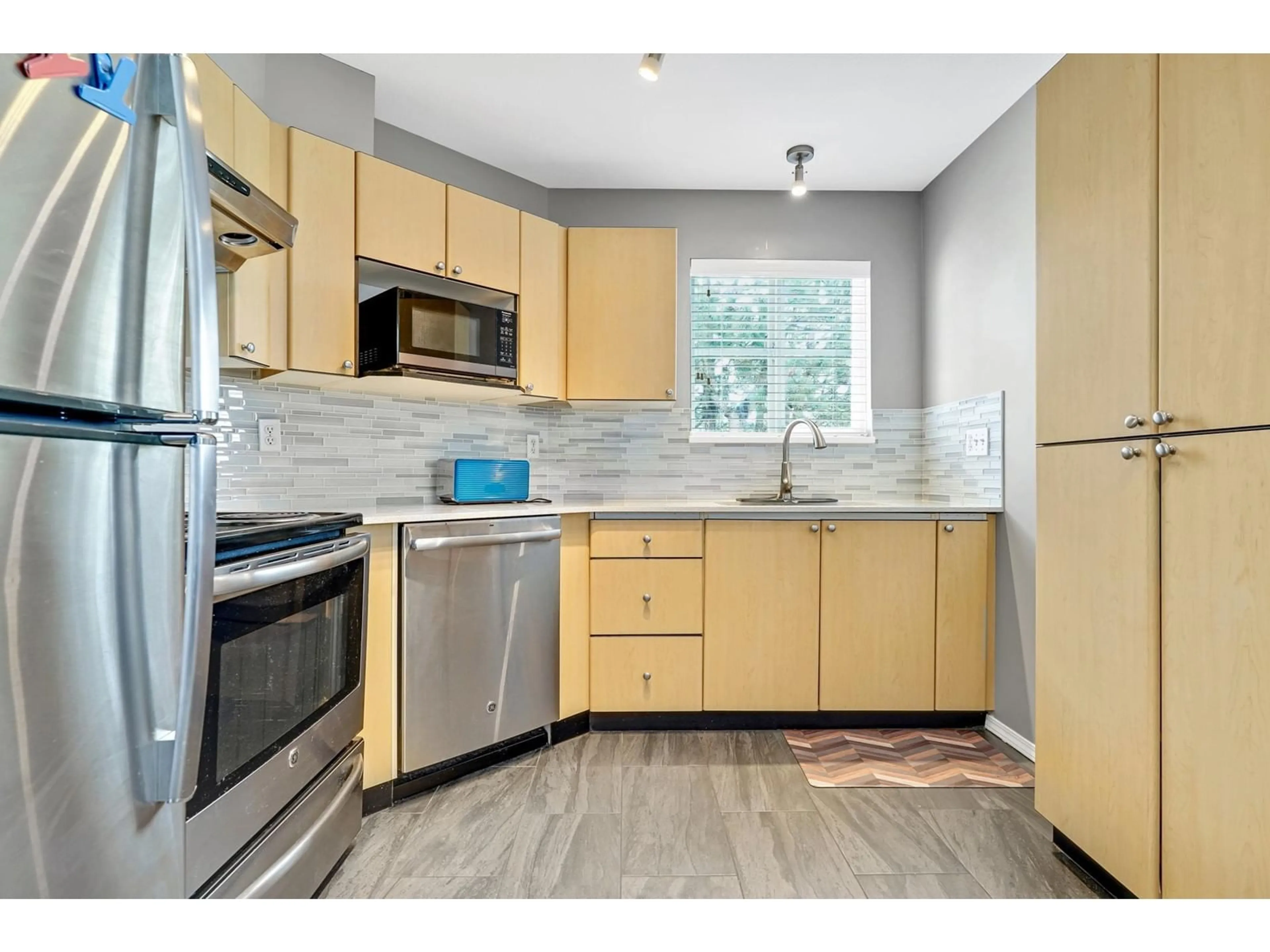 Standard kitchen, unknown for 413 - 10188 155, Surrey British Columbia V3R0R6