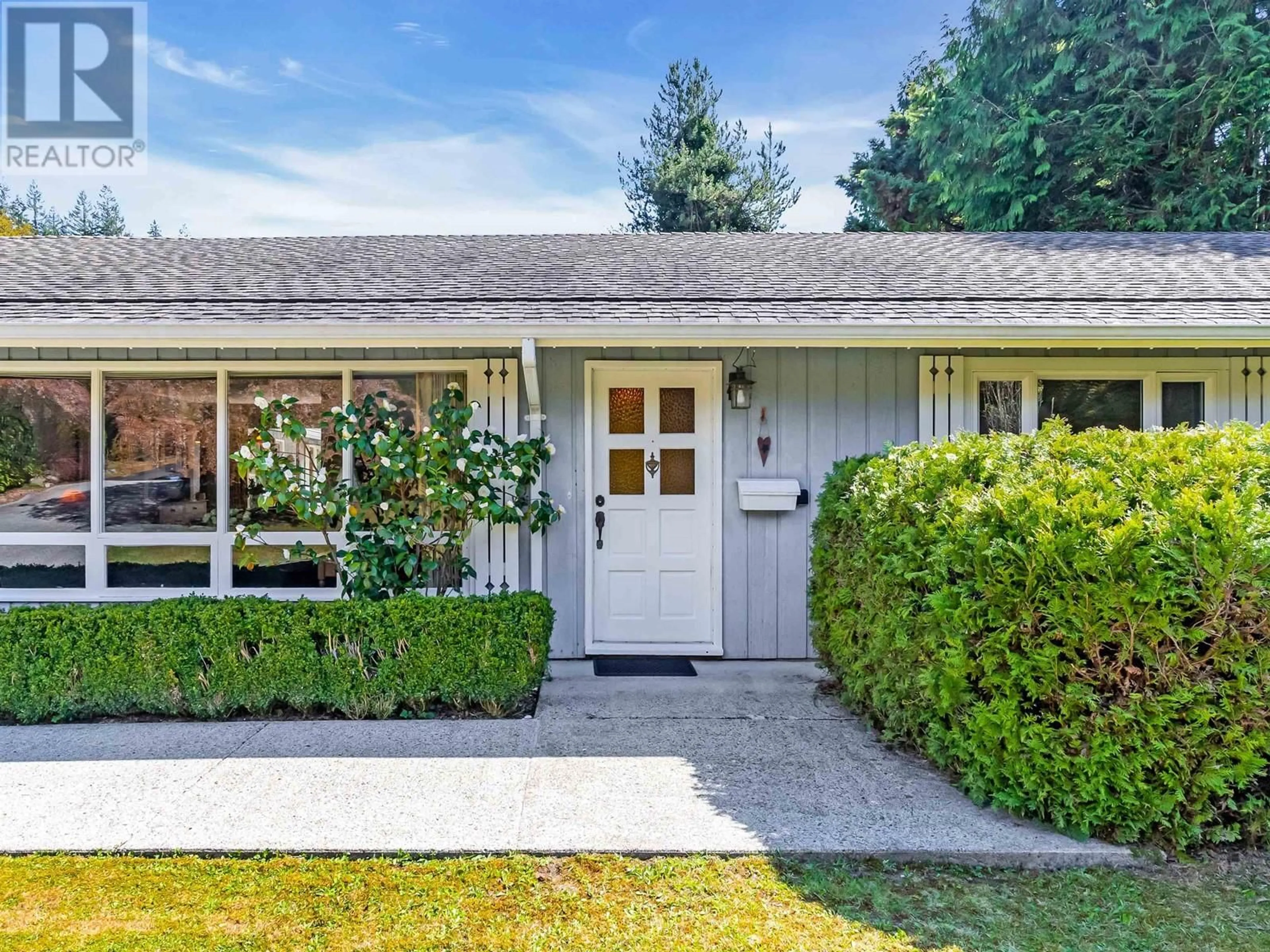 Home with vinyl exterior material, street for 72 GLENGARRY CRESCENT, West Vancouver British Columbia V7S1B5
