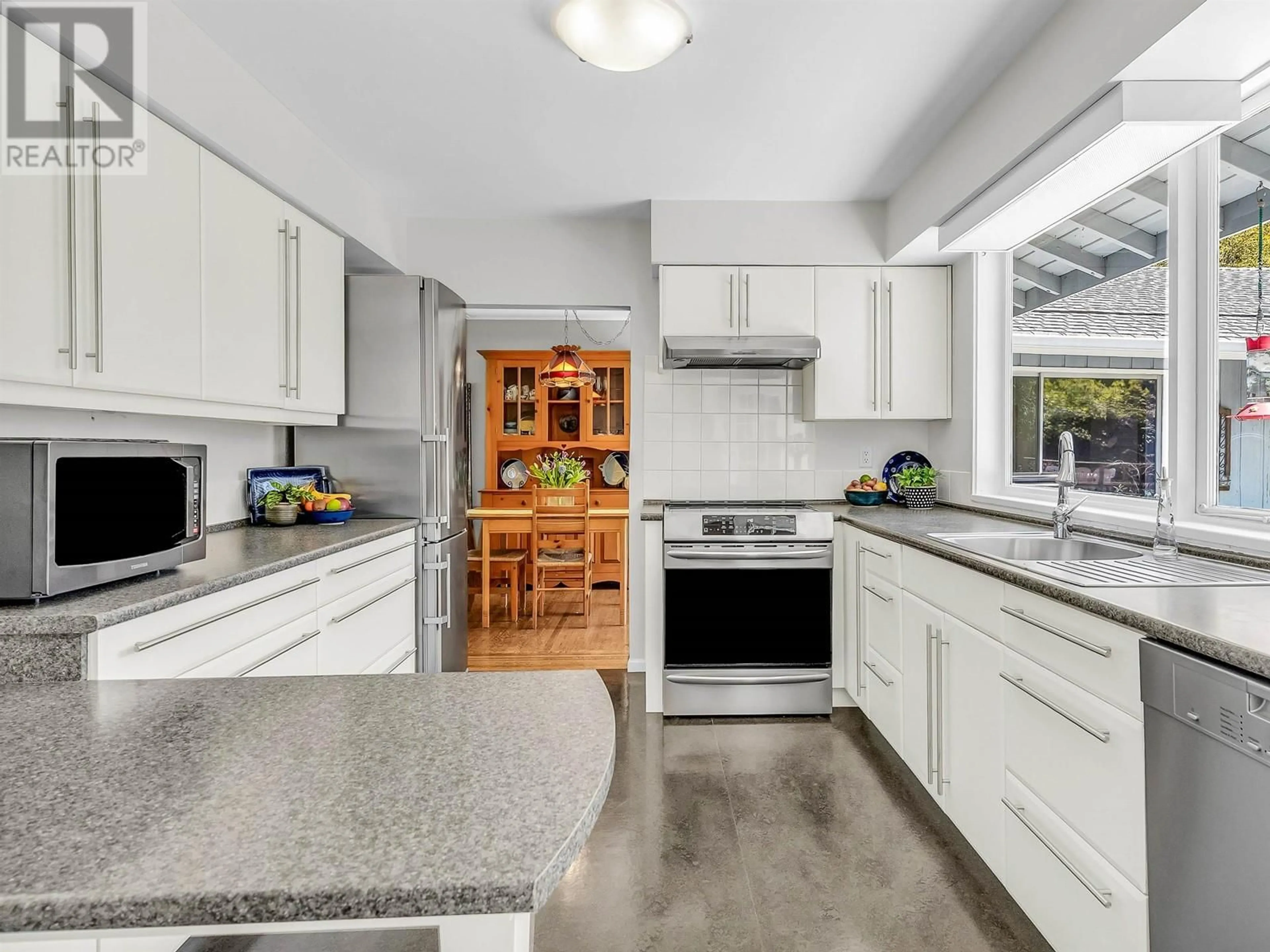 Open concept kitchen, ceramic/tile floor for 72 GLENGARRY CRESCENT, West Vancouver British Columbia V7S1B5