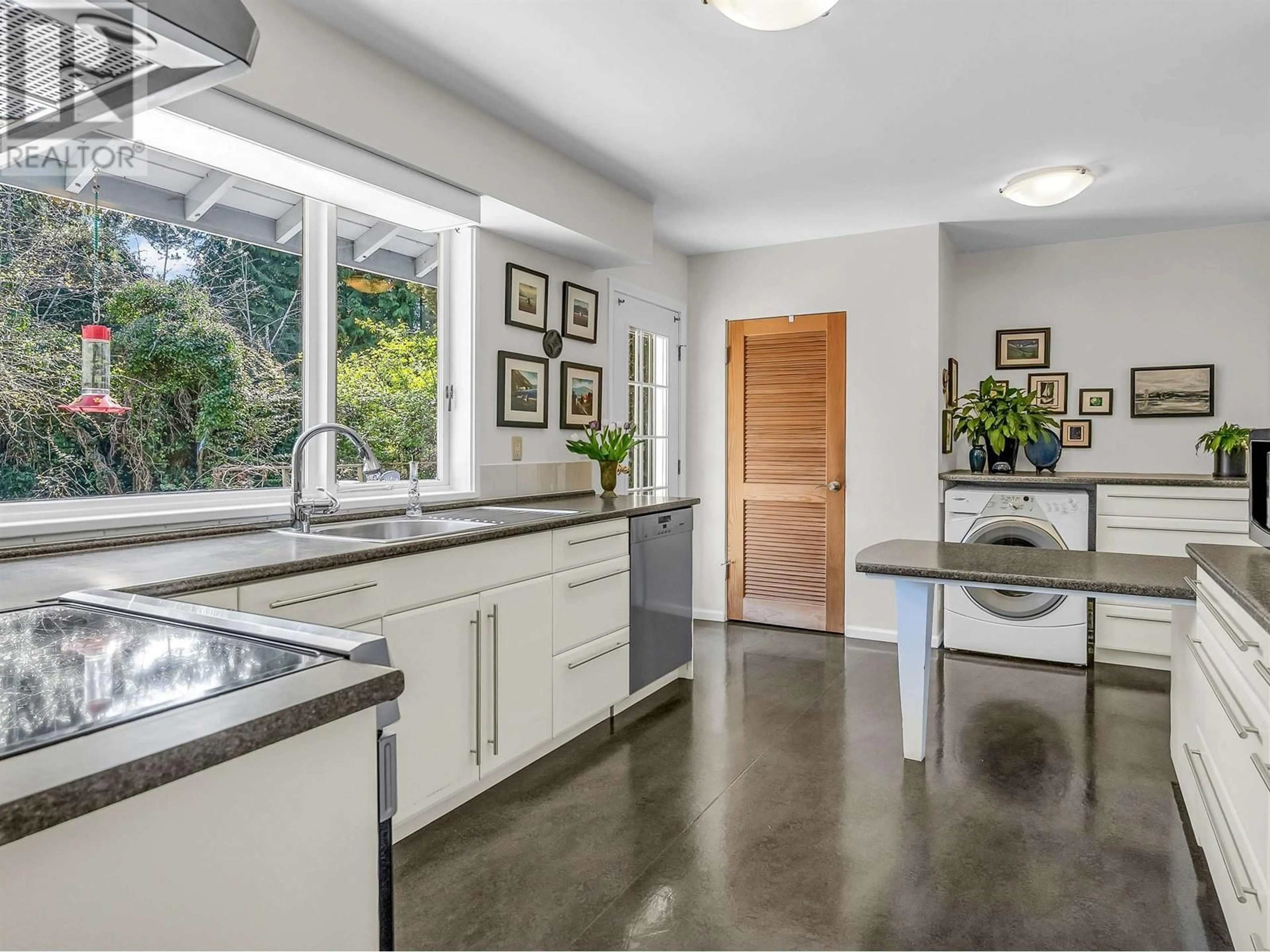 Contemporary kitchen, unknown for 72 GLENGARRY CRESCENT, West Vancouver British Columbia V7S1B5