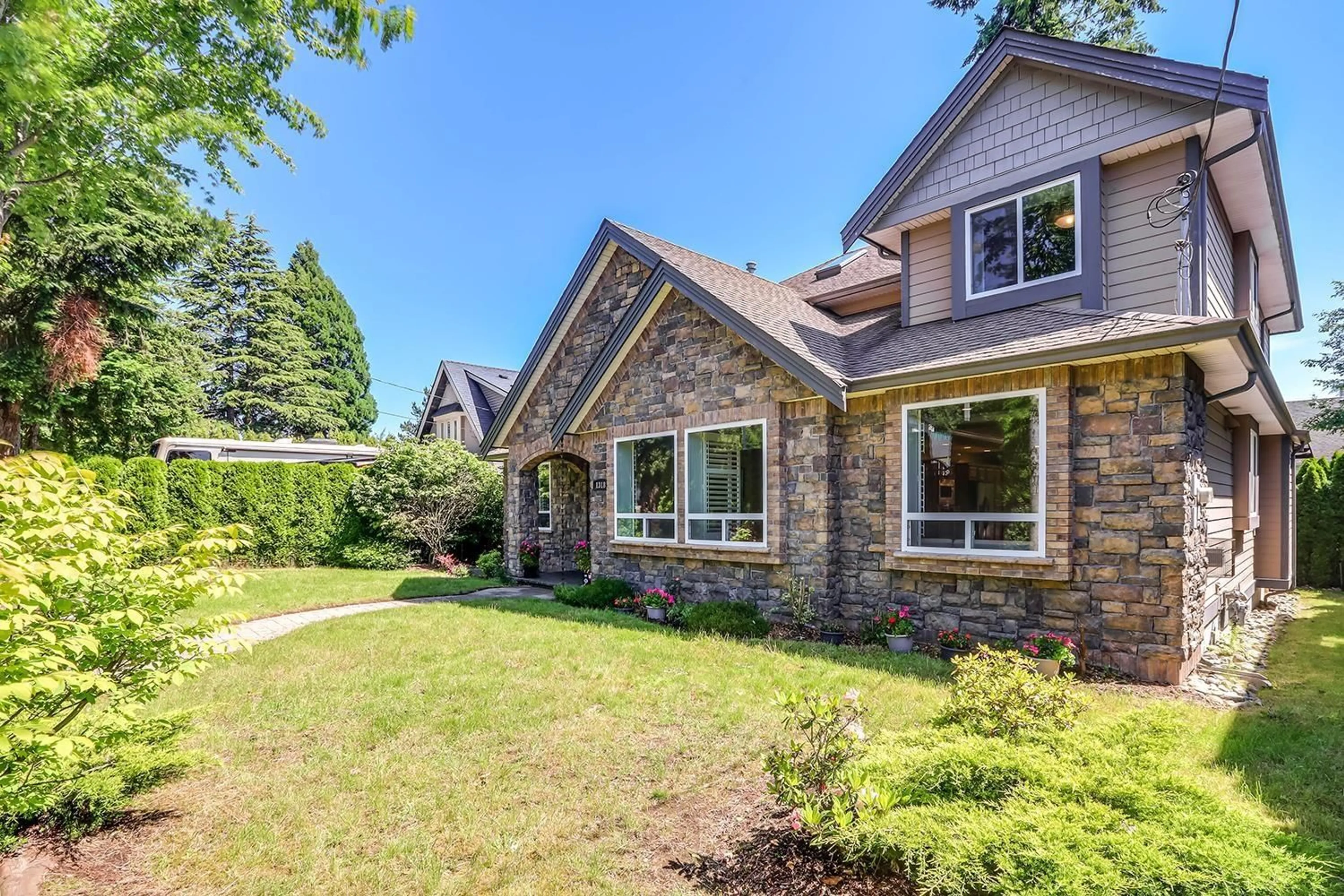 Home with brick exterior material, mountain view for 1318 160, Surrey British Columbia V4A4W8