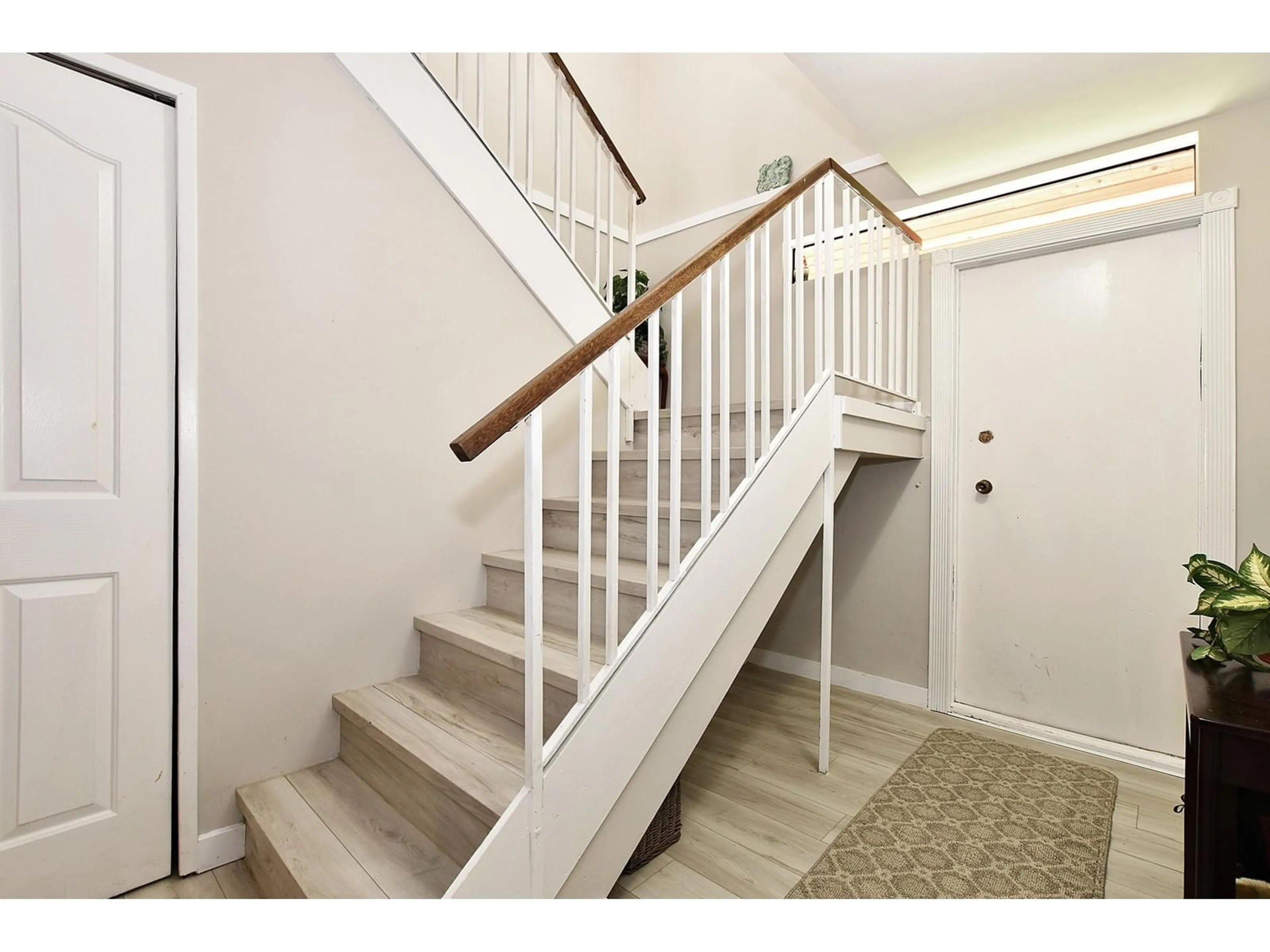 Stairs for 32890 BAKERVIEW, Mission British Columbia V2V2P9