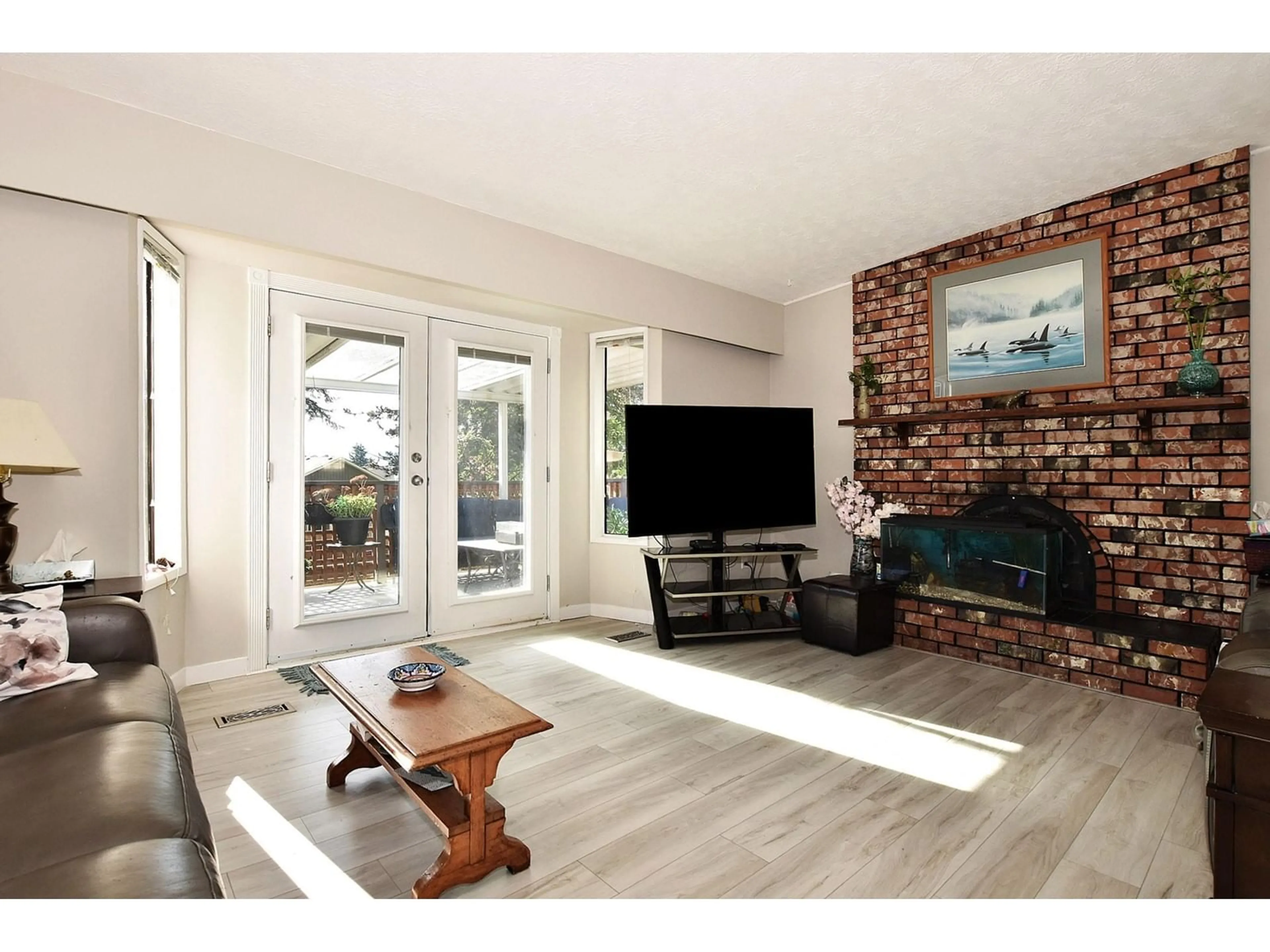 Living room with furniture, wood/laminate floor for 32890 BAKERVIEW, Mission British Columbia V2V2P9