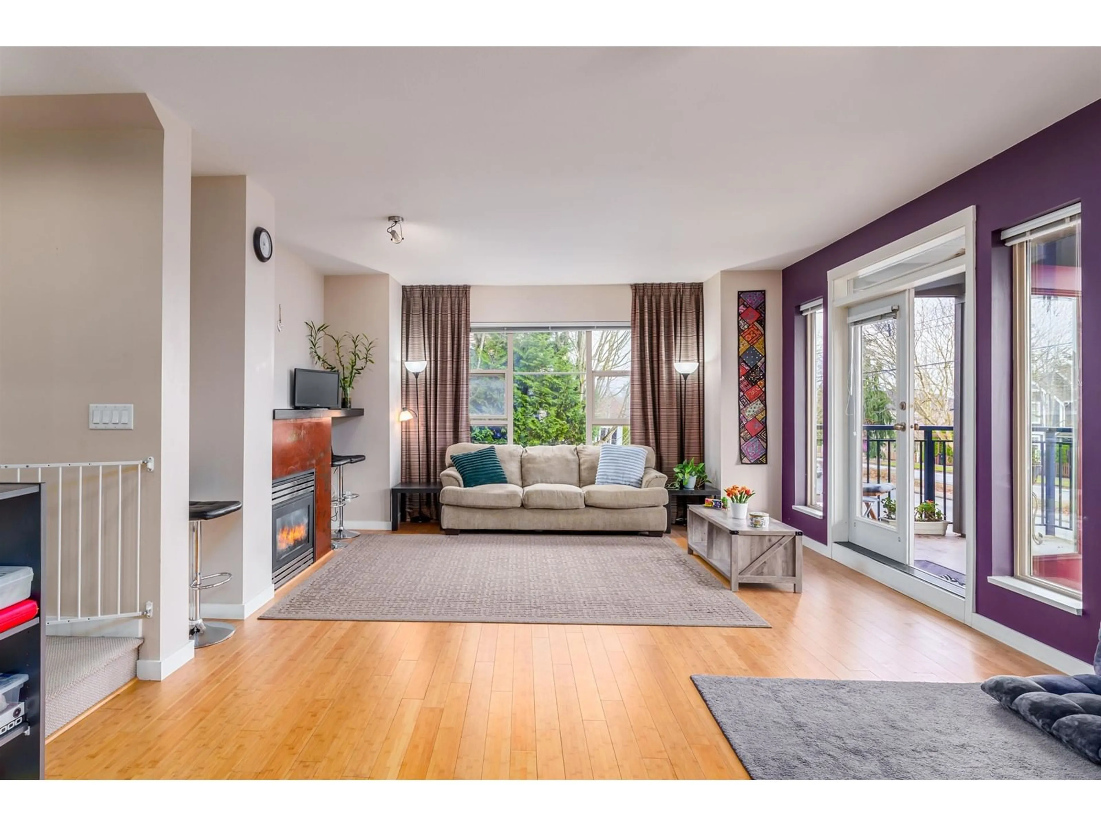 Living room with furniture, wood/laminate floor for 1 - 6033 168, Surrey British Columbia V3S3X7