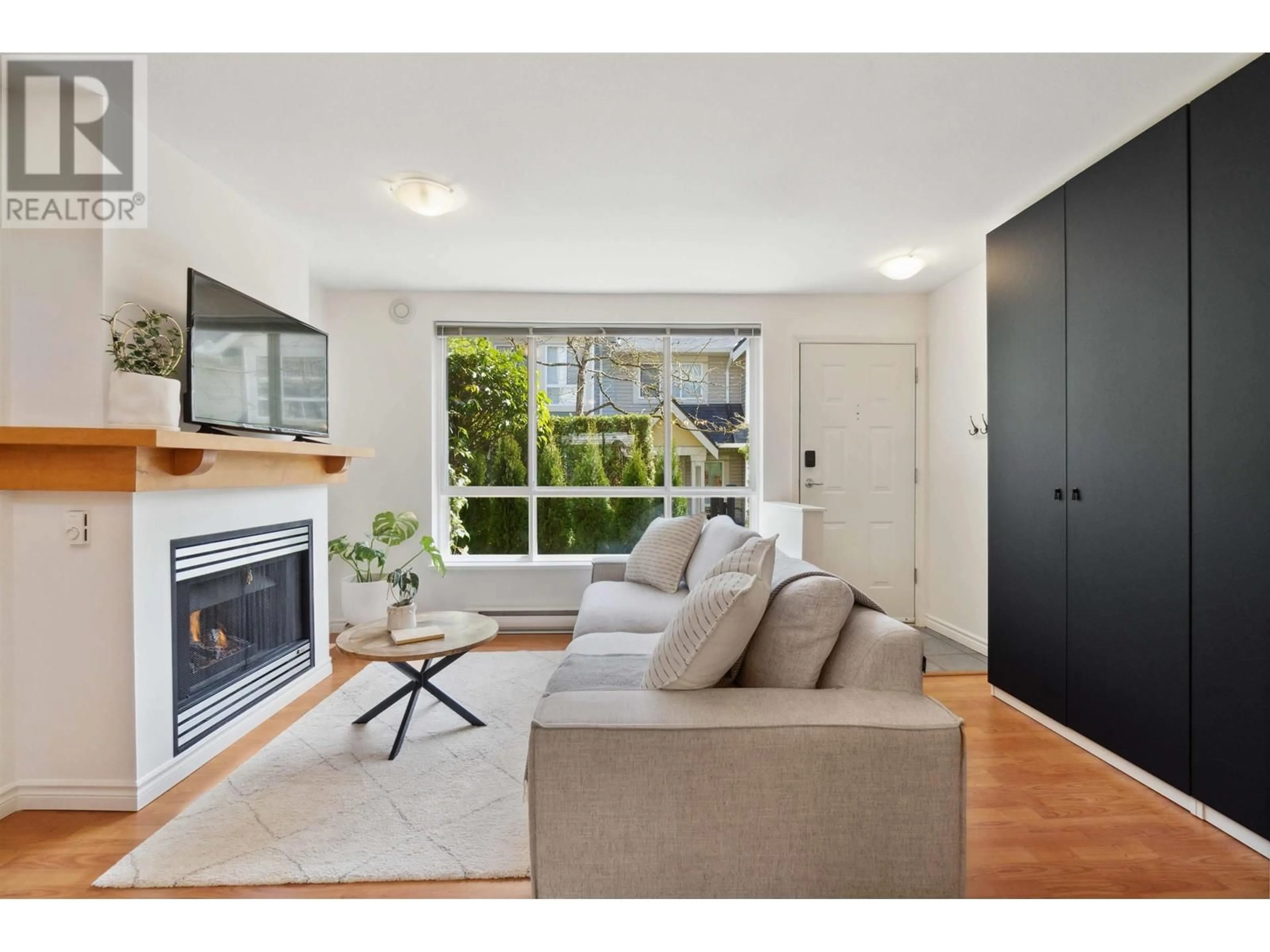 Living room with furniture, wood/laminate floor for 7360 HAWTHORNE TERRACE, Burnaby British Columbia V5E4M4
