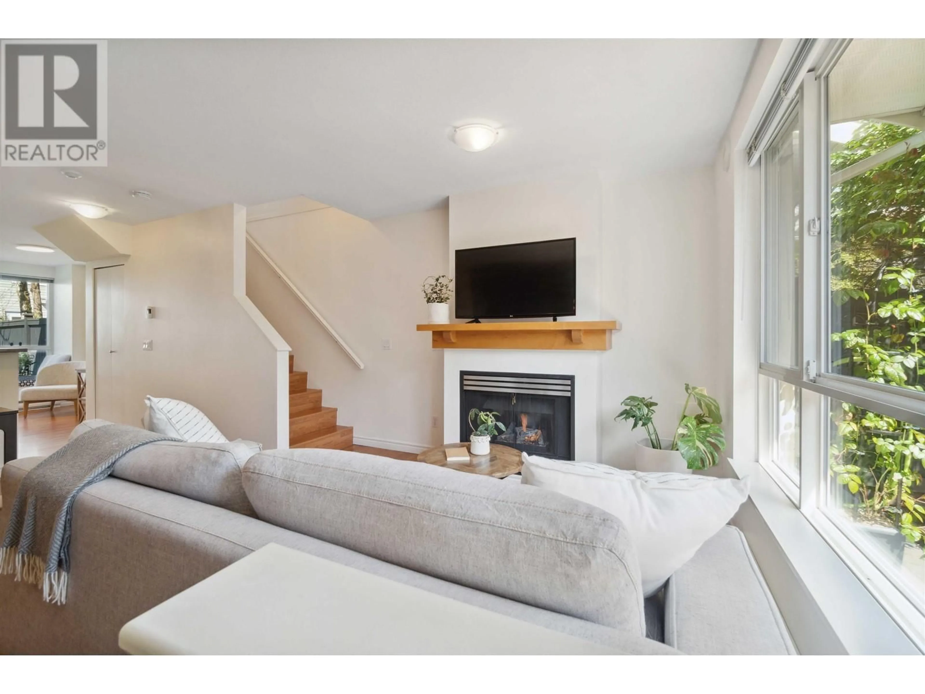 Living room with furniture, wood/laminate floor for 7360 HAWTHORNE TERRACE, Burnaby British Columbia V5E4M4