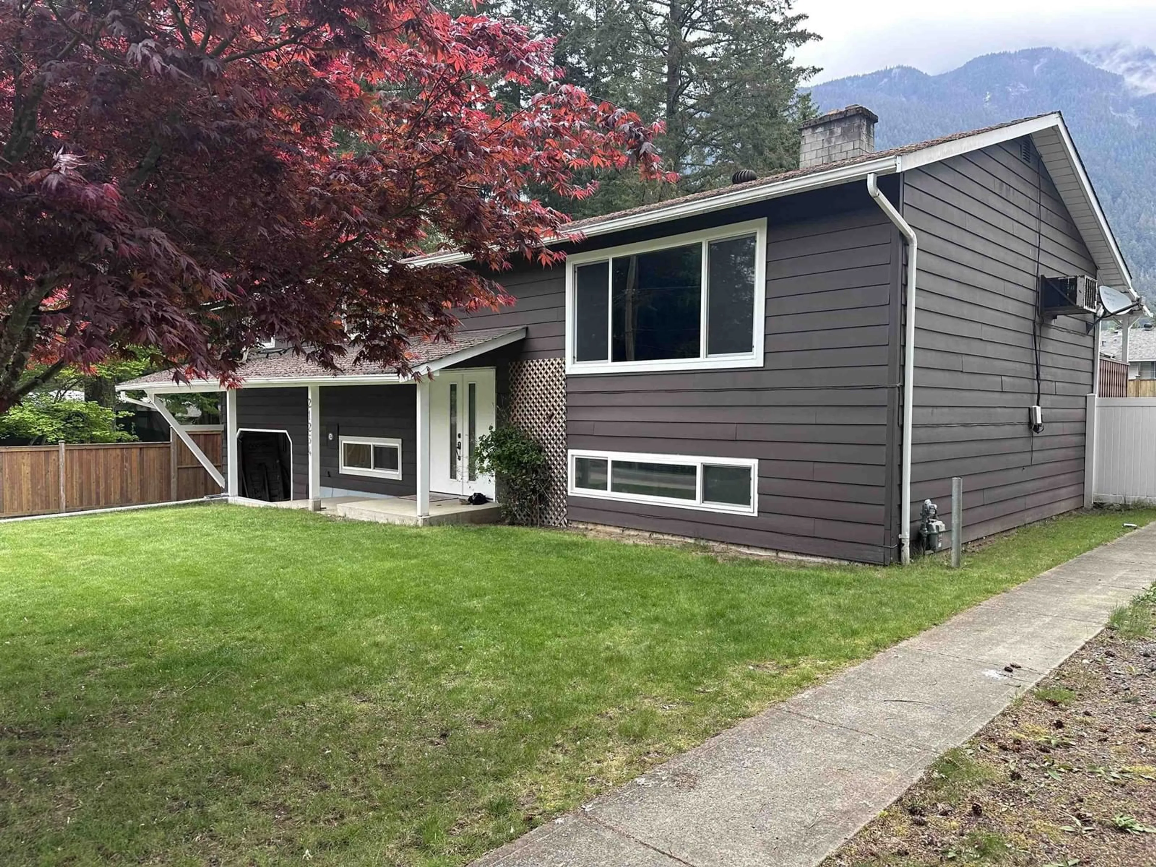 Home with vinyl exterior material, street for 21254 MOUNTVIEW CRESCENT, Hope British Columbia V0X1L1