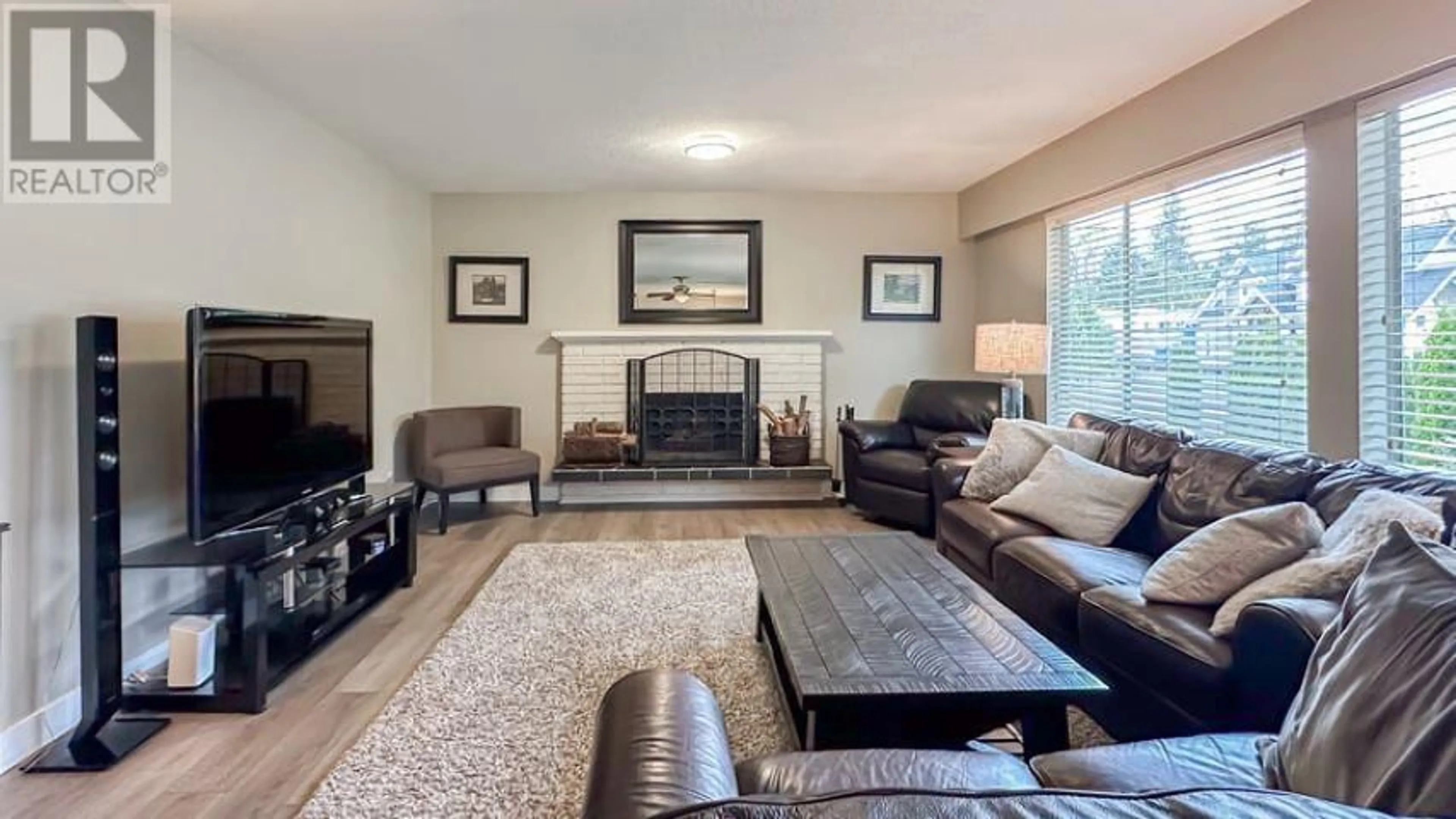 Living room with furniture, unknown for 5620 GILPIN STREET, Burnaby British Columbia V5G2H9