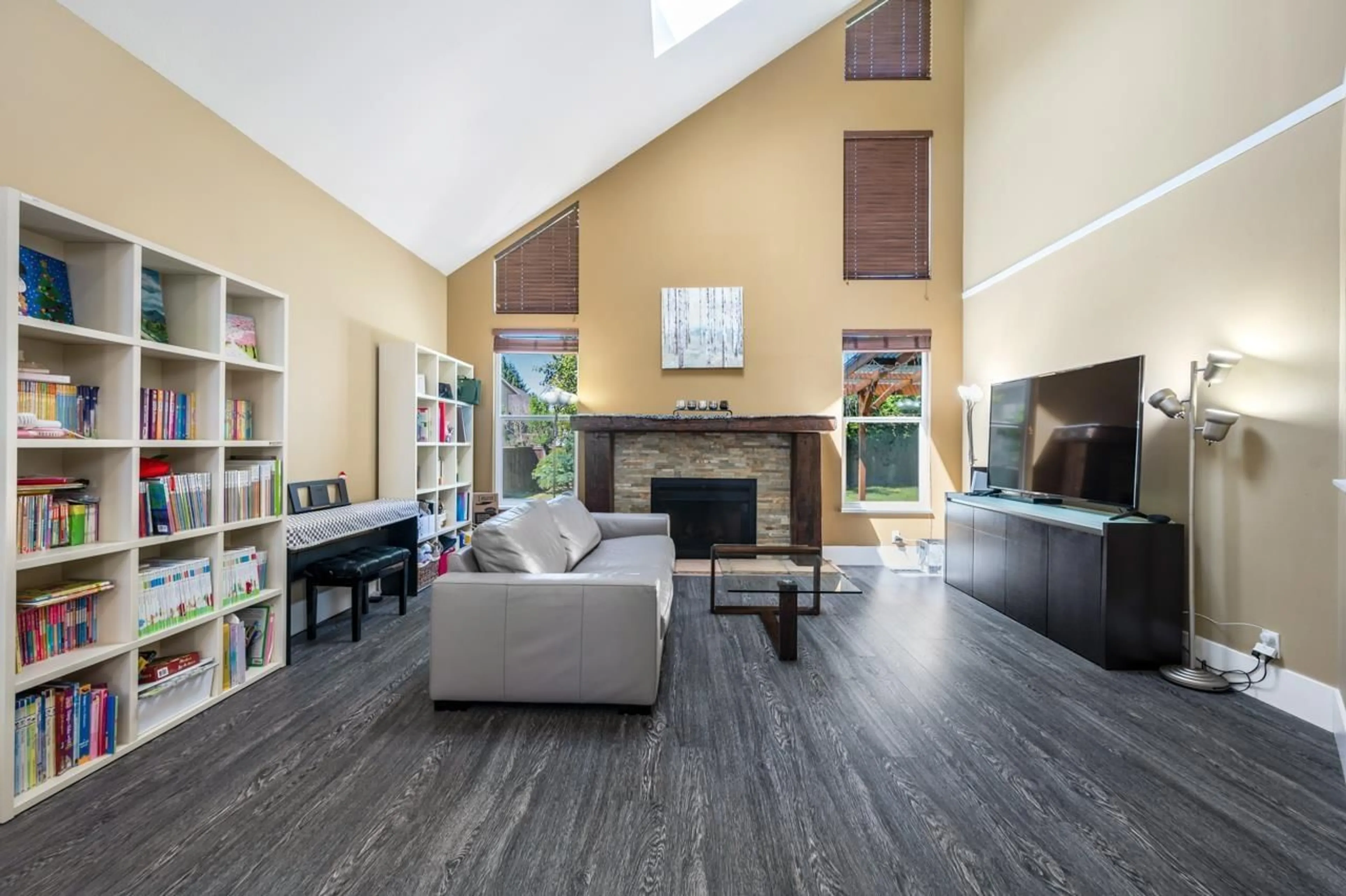 Living room with furniture, unknown for 10449 164, Surrey British Columbia V4N1V5