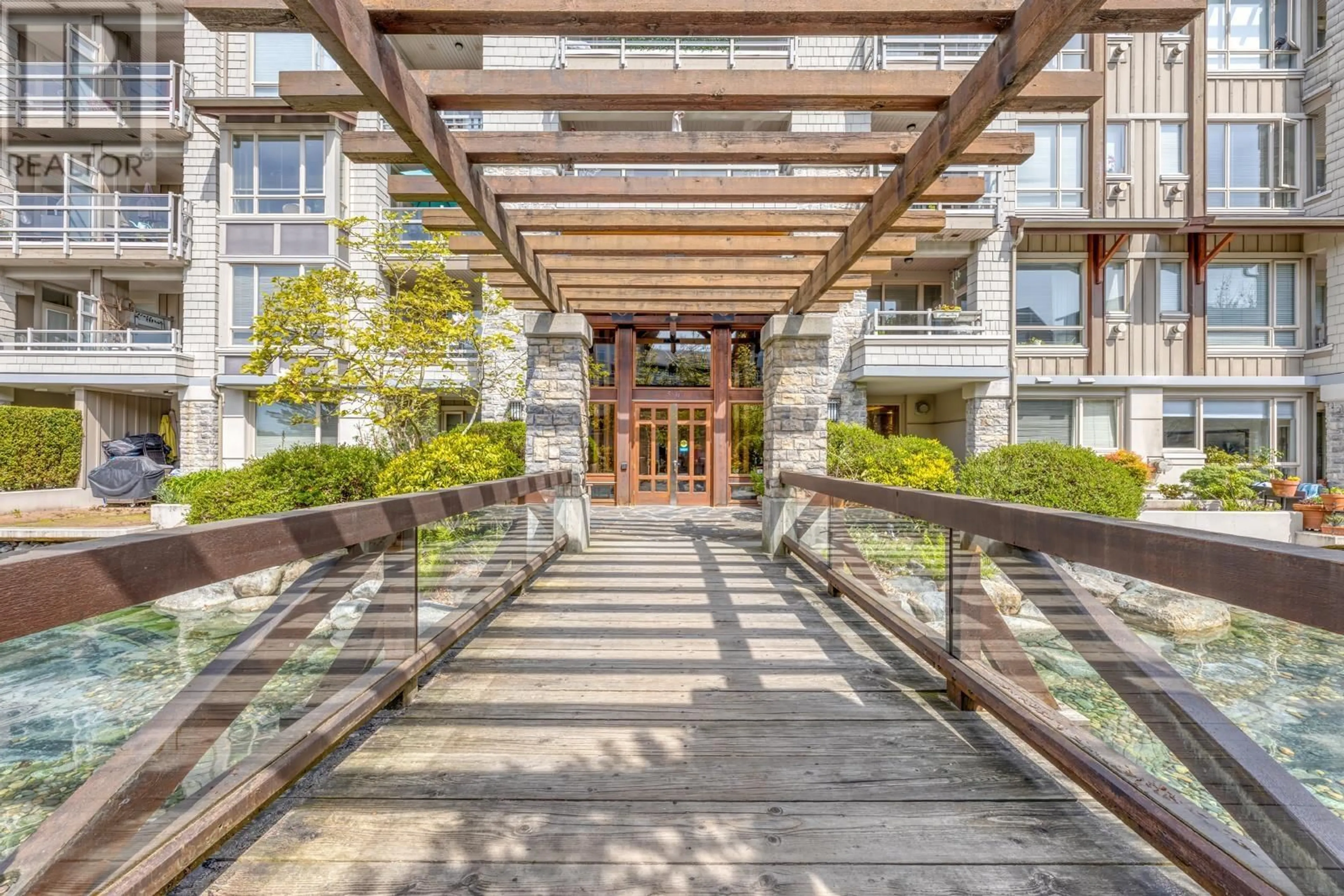 Indoor foyer for 516 - 580 RAVEN WOODS DRIVE, North Vancouver British Columbia V7G2T2