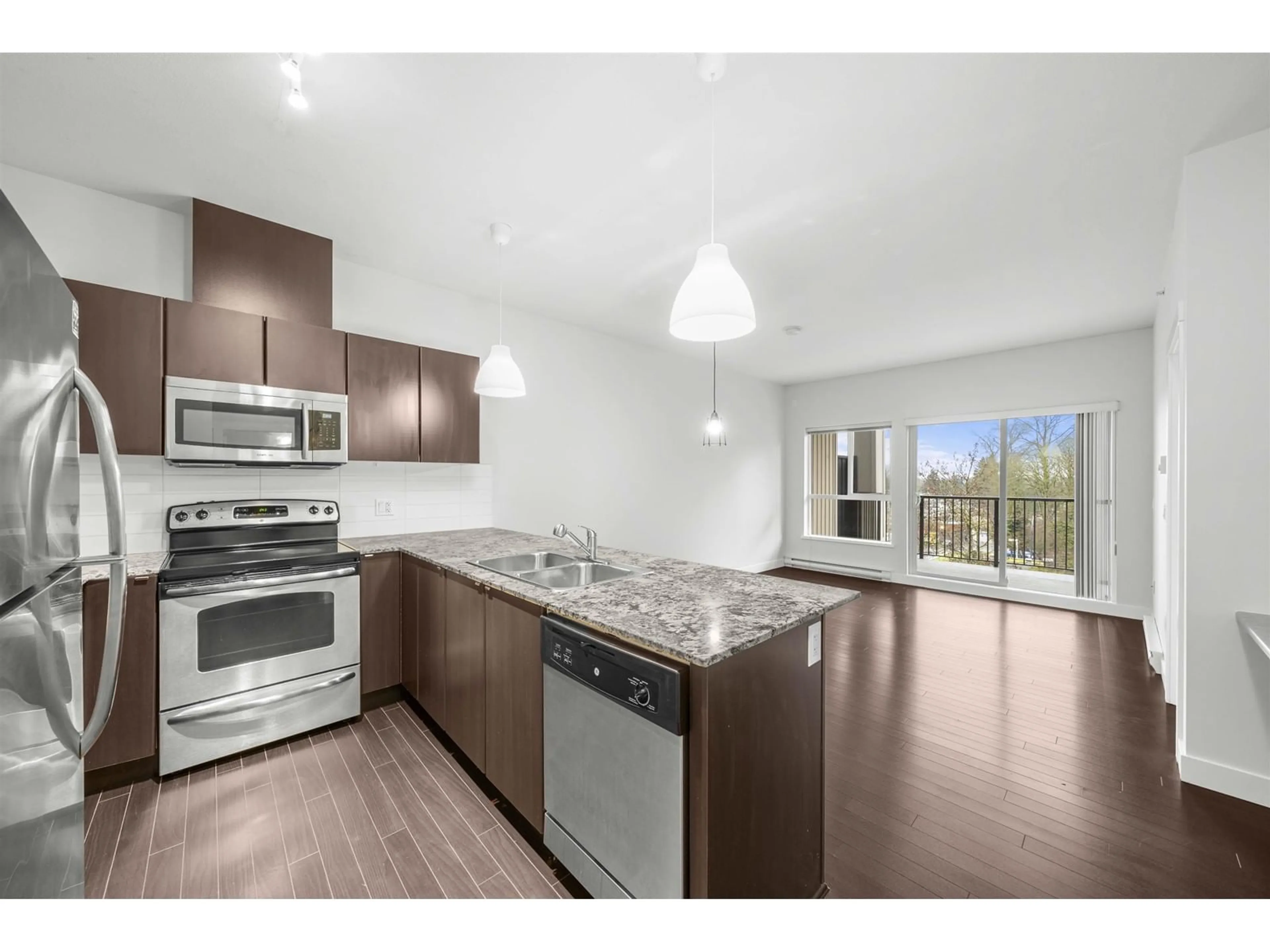 Open concept kitchen, wood/laminate floor for 405 - 9655 KING GEORGE, Surrey British Columbia V3T0C7