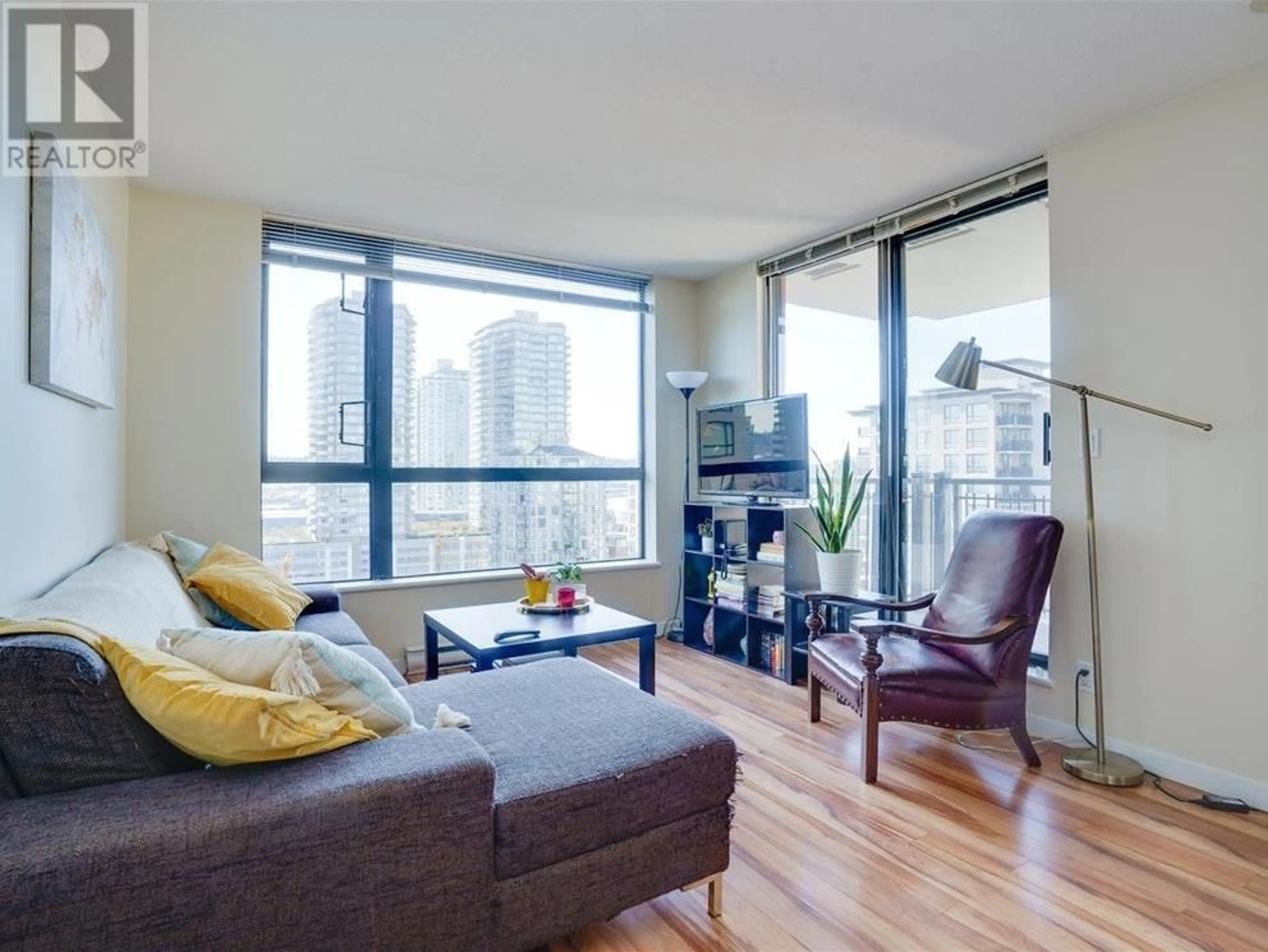 Living room with furniture, wood/laminate floor for 504 - 814 ROYAL AVENUE, New Westminster British Columbia V3M1J9