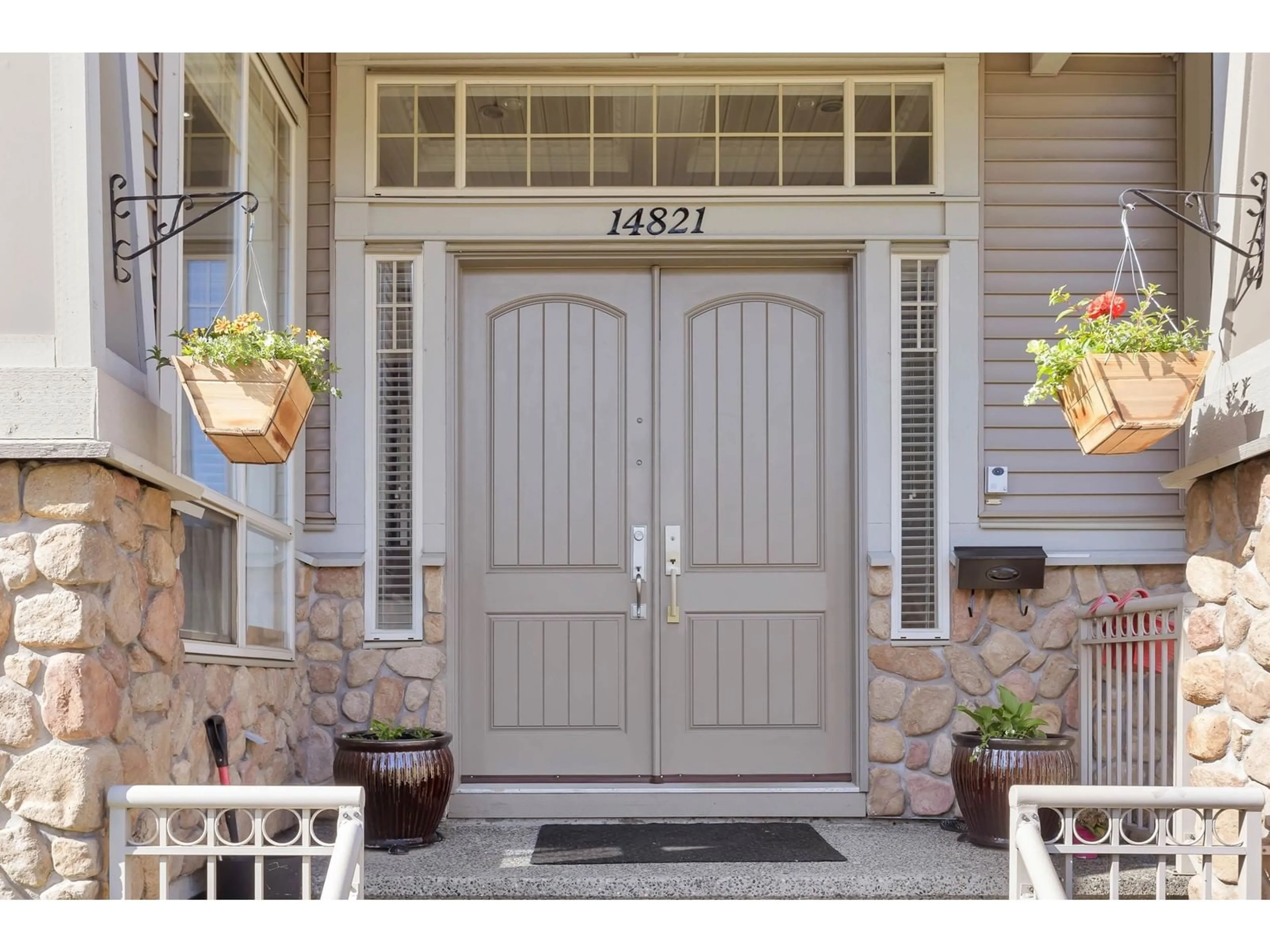Indoor entryway for 14821 71A, Surrey British Columbia V3S2E4