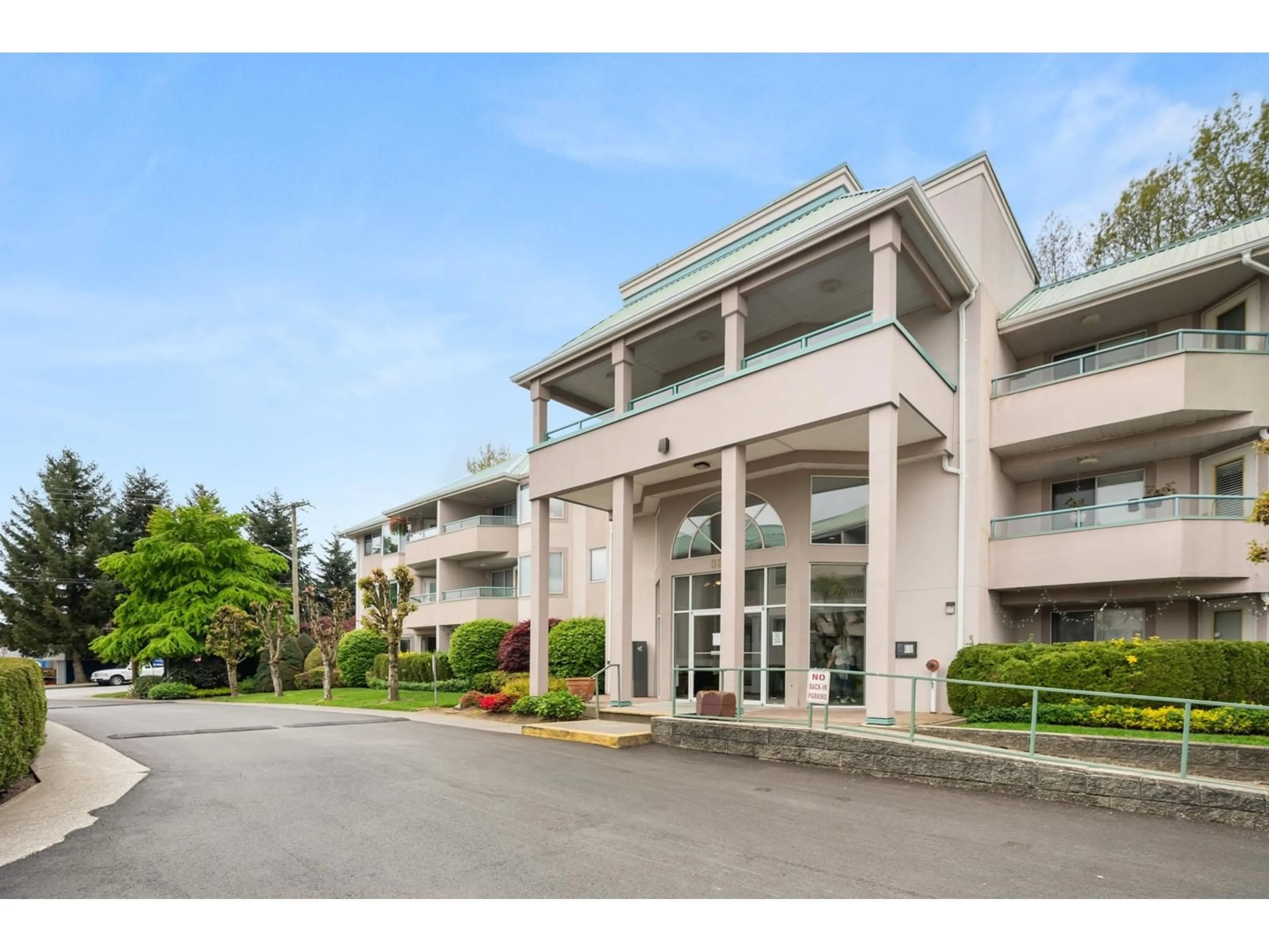 Indoor foyer for 203 - 33165 OLD YALE, Abbotsford British Columbia V2S2J4