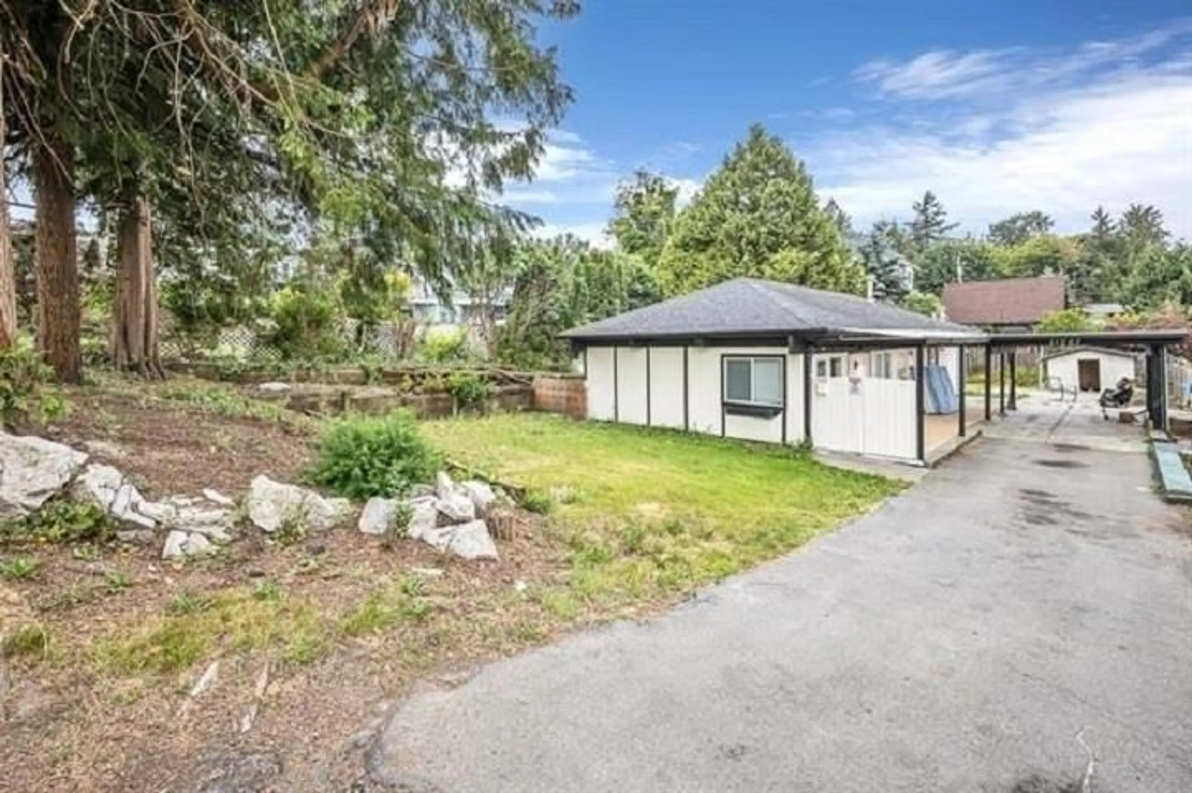 A pic from outside/outdoor area/front of a property/back of a property/a pic from drone, unknown for 11287 134, Surrey British Columbia V3R2Z2