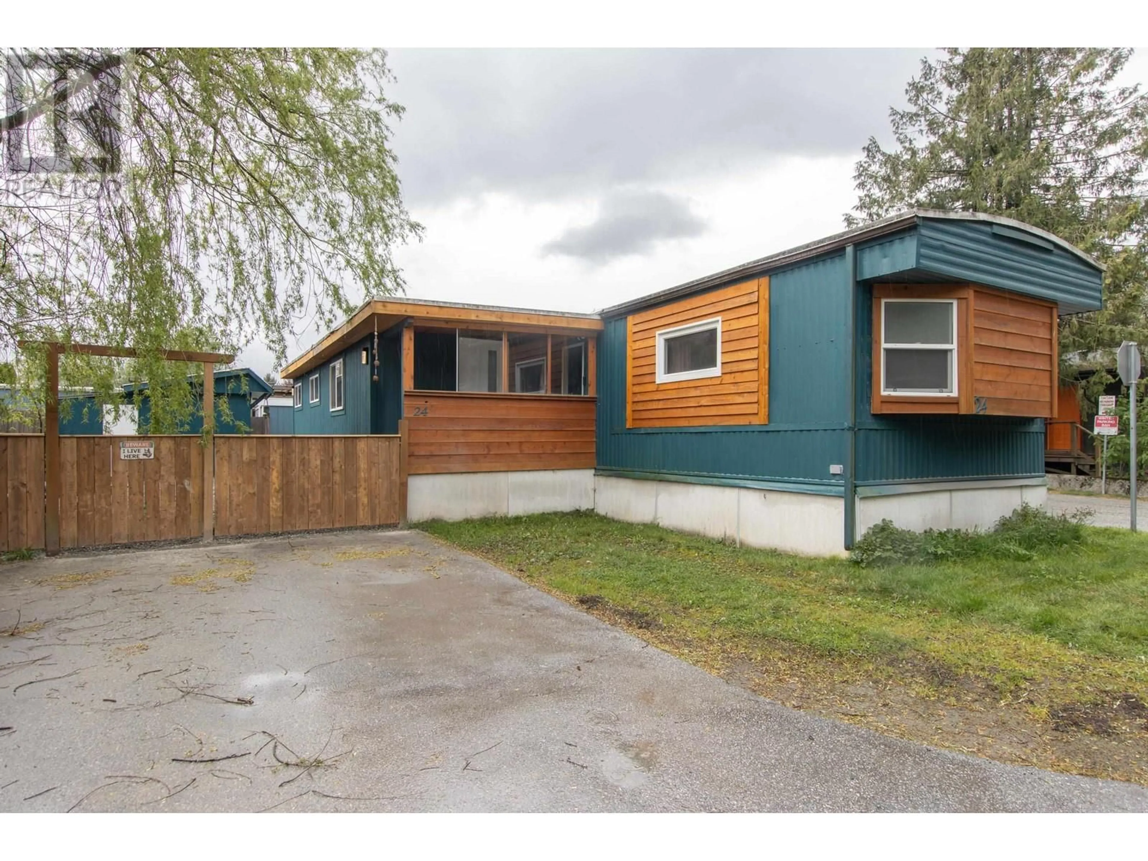 Home with vinyl exterior material, street for 24 - 40157 GOVERNMENT ROAD, Squamish British Columbia V8B0N7