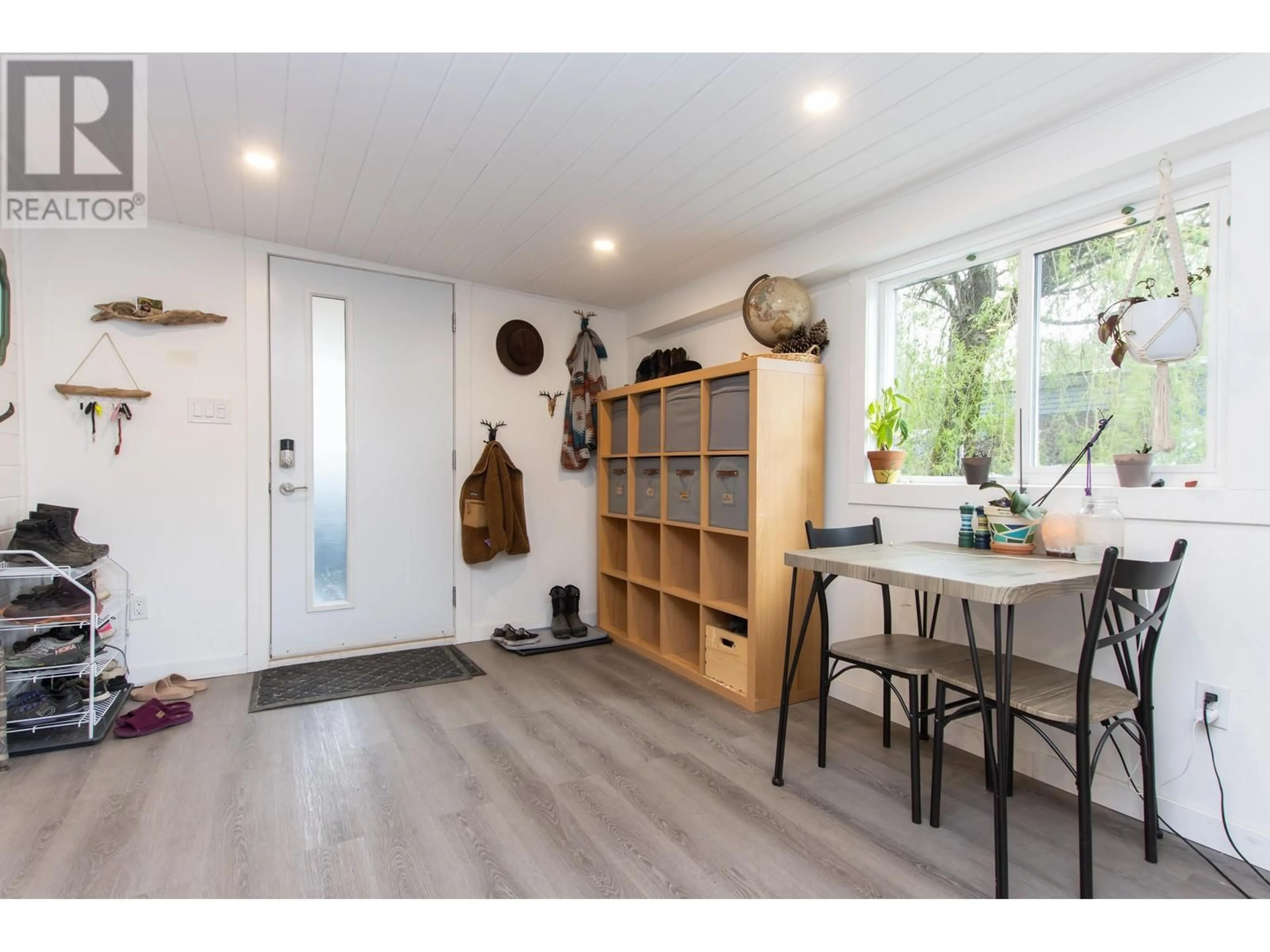 Indoor entryway for 24 - 40157 GOVERNMENT ROAD, Squamish British Columbia V8B0N7