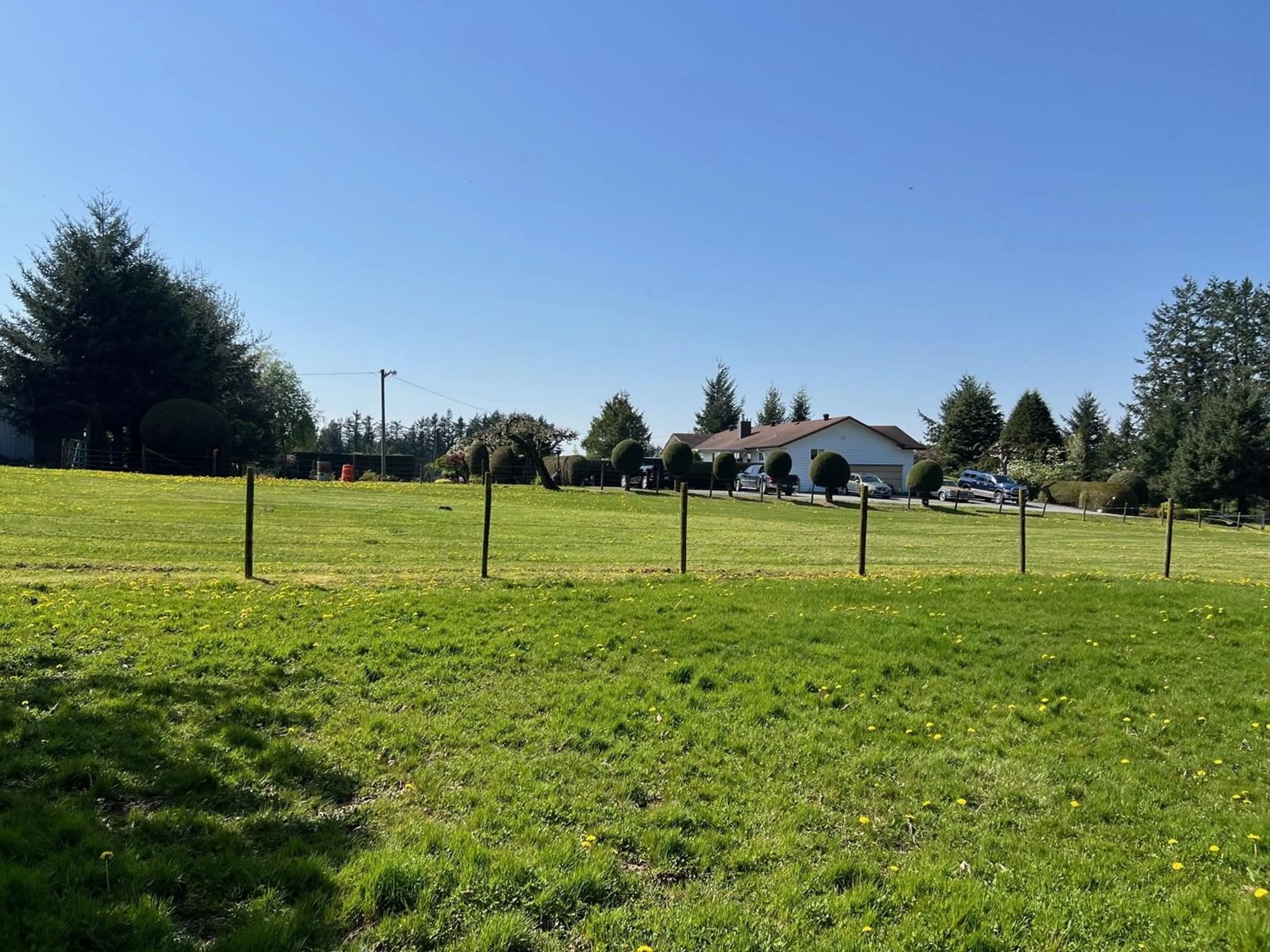 A pic from outside/outdoor area/front of a property/back of a property/a pic from drone, mountain view for 29224 DOWNES, Abbotsford British Columbia V4X1S4