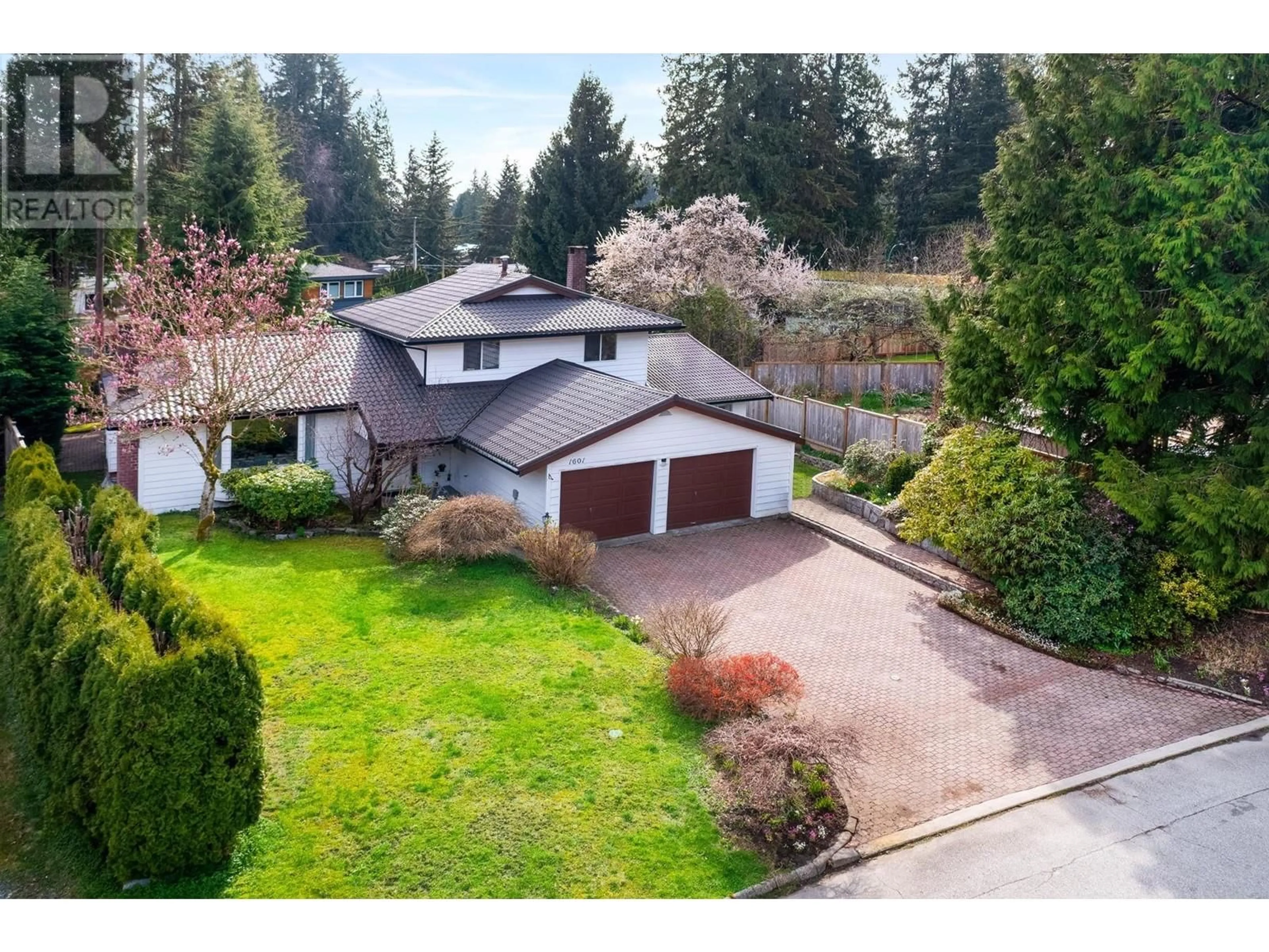 A pic from outside/outdoor area/front of a property/back of a property/a pic from drone, unknown for 1601 PLATT CRESCENT, North Vancouver British Columbia V7J1X9