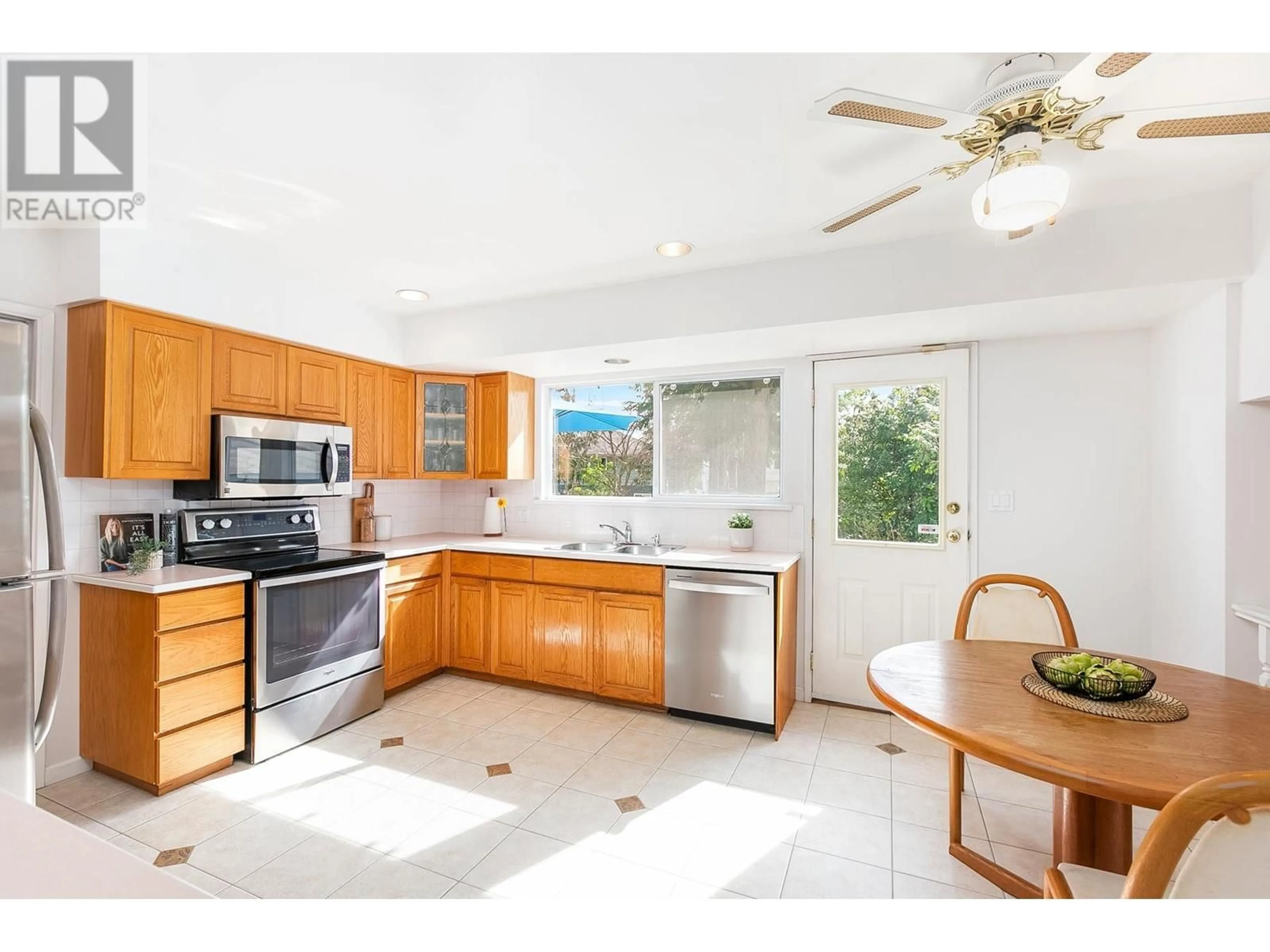Open concept kitchen, ceramic/tile floor for 1601 PLATT CRESCENT, North Vancouver British Columbia V7J1X9