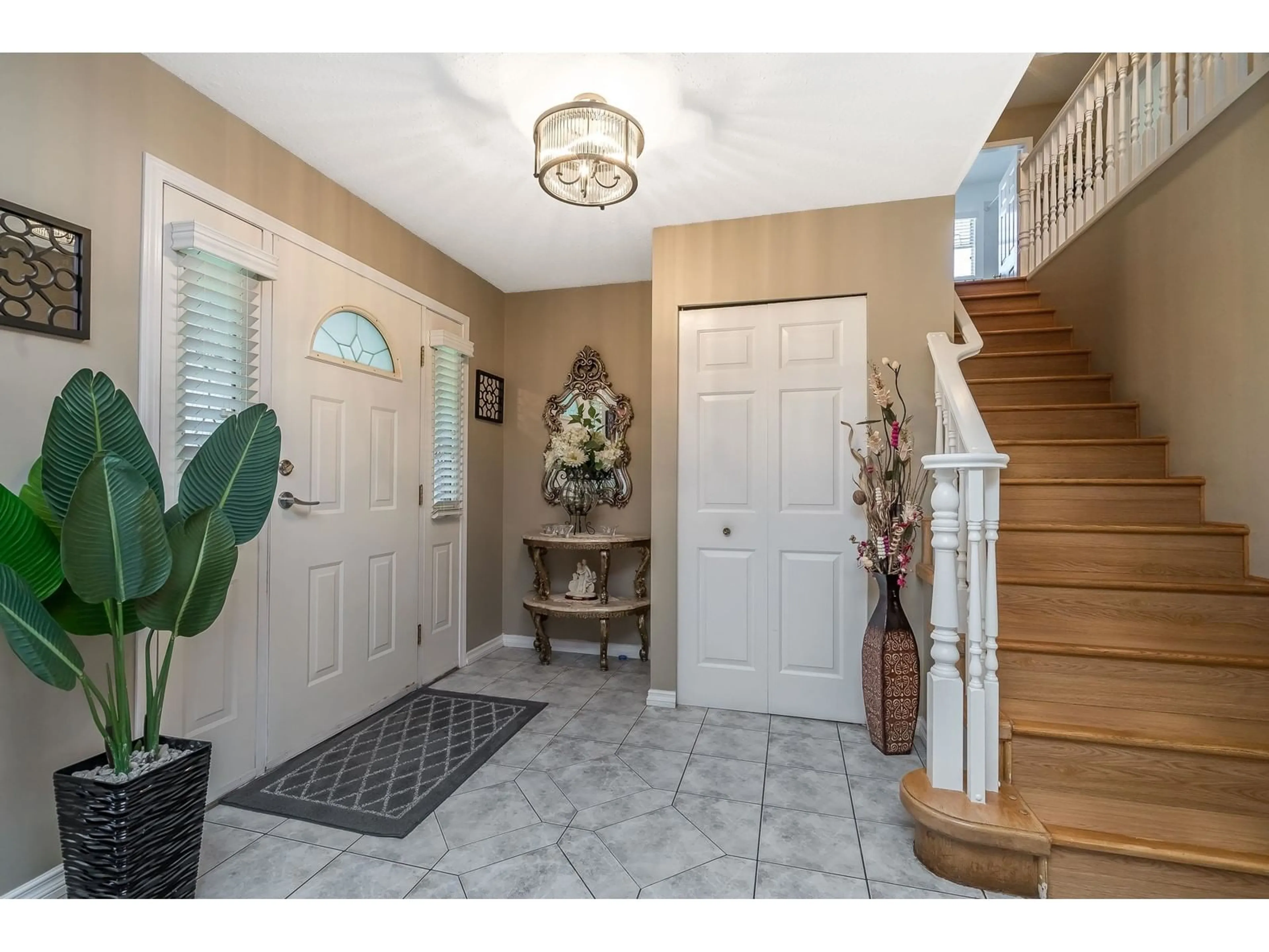 Indoor entryway for 8660 162, Surrey British Columbia V4N1B5