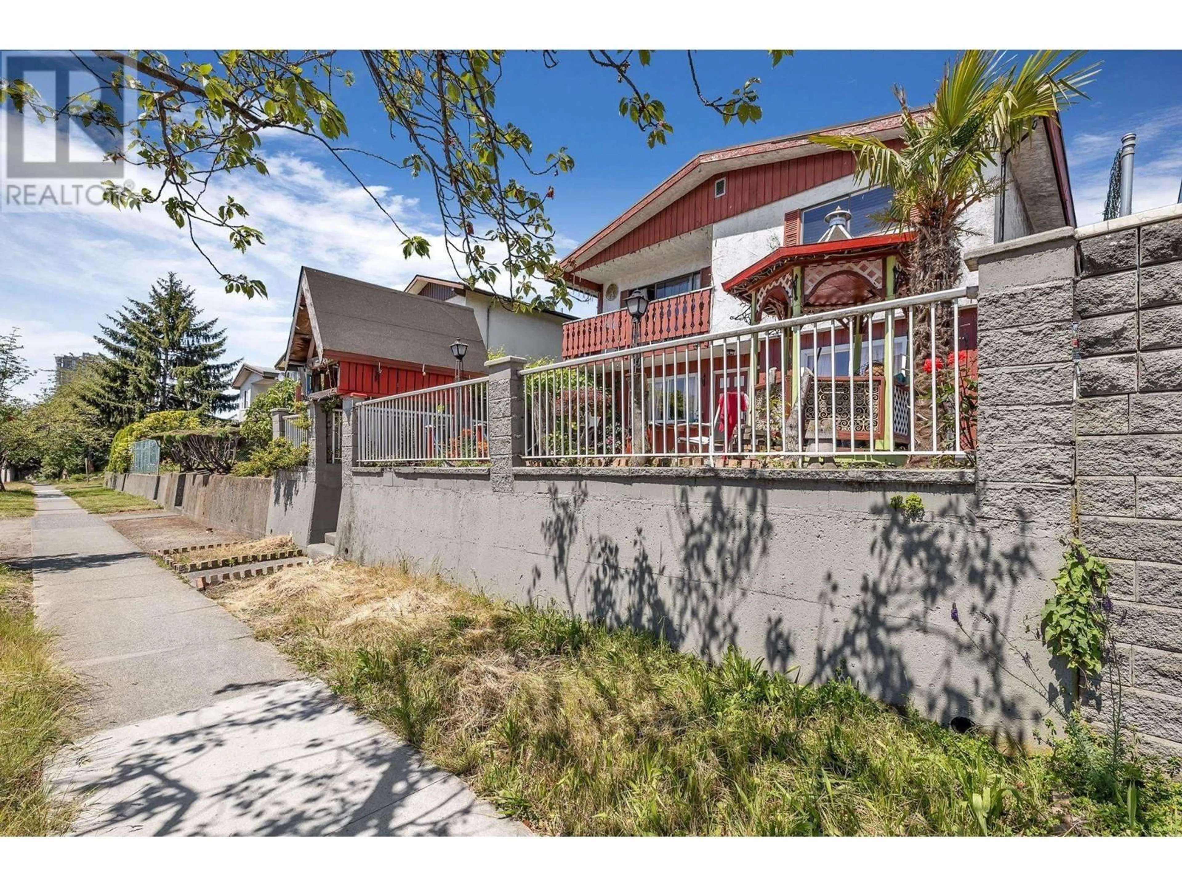 A pic from outside/outdoor area/front of a property/back of a property/a pic from drone, street for 1017 MARINE DRIVE, Vancouver British Columbia V5X2V5