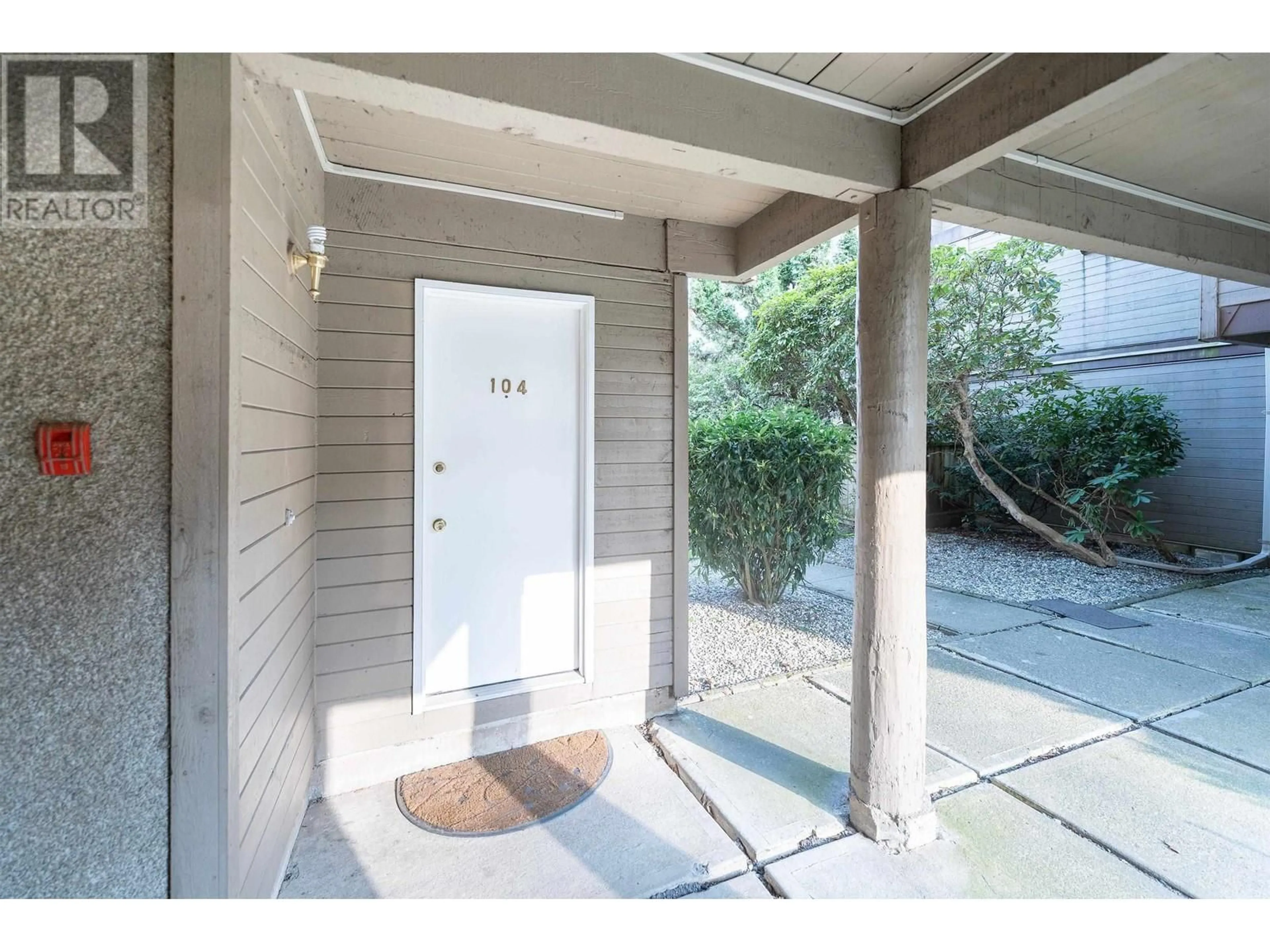 Indoor entryway for 104 - 9143 SATURNA DRIVE, Burnaby British Columbia V3J7K1