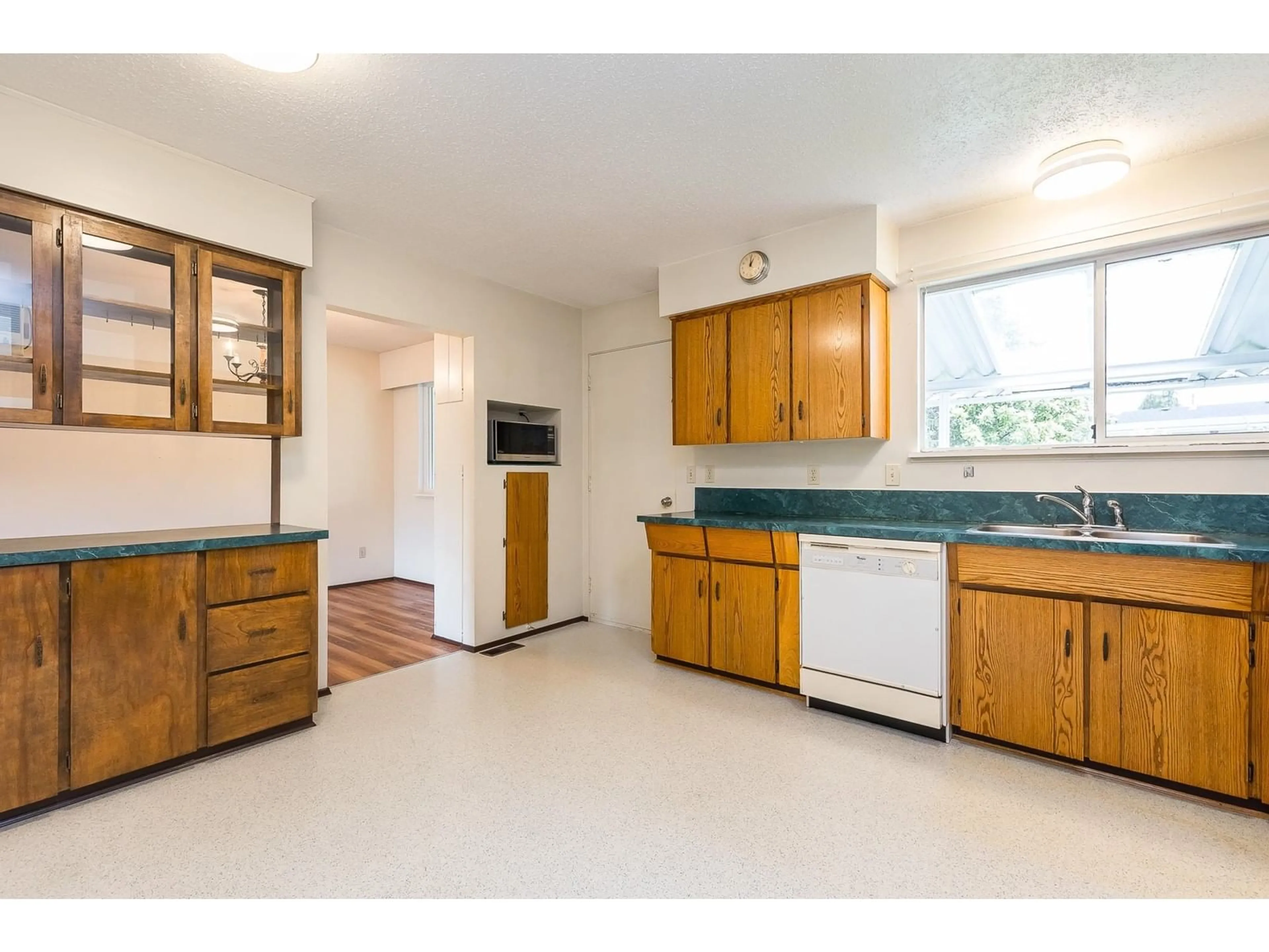 Standard kitchen, unknown for 34641 TUDOR, Abbotsford British Columbia V2S4X1