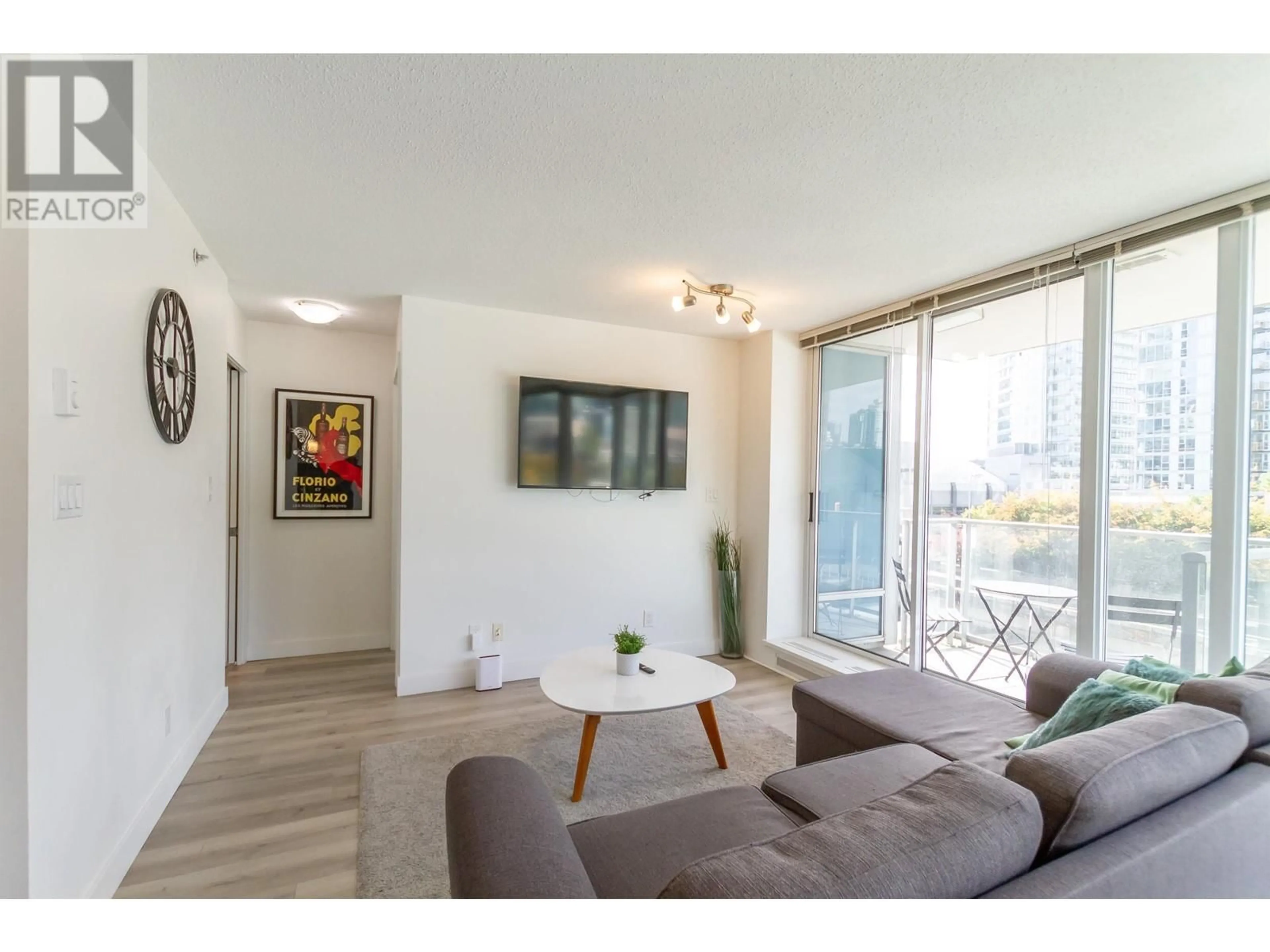 Living room with furniture, wood/laminate floor for 901 - 188 KEEFER PLACE, Vancouver British Columbia V6B0J1
