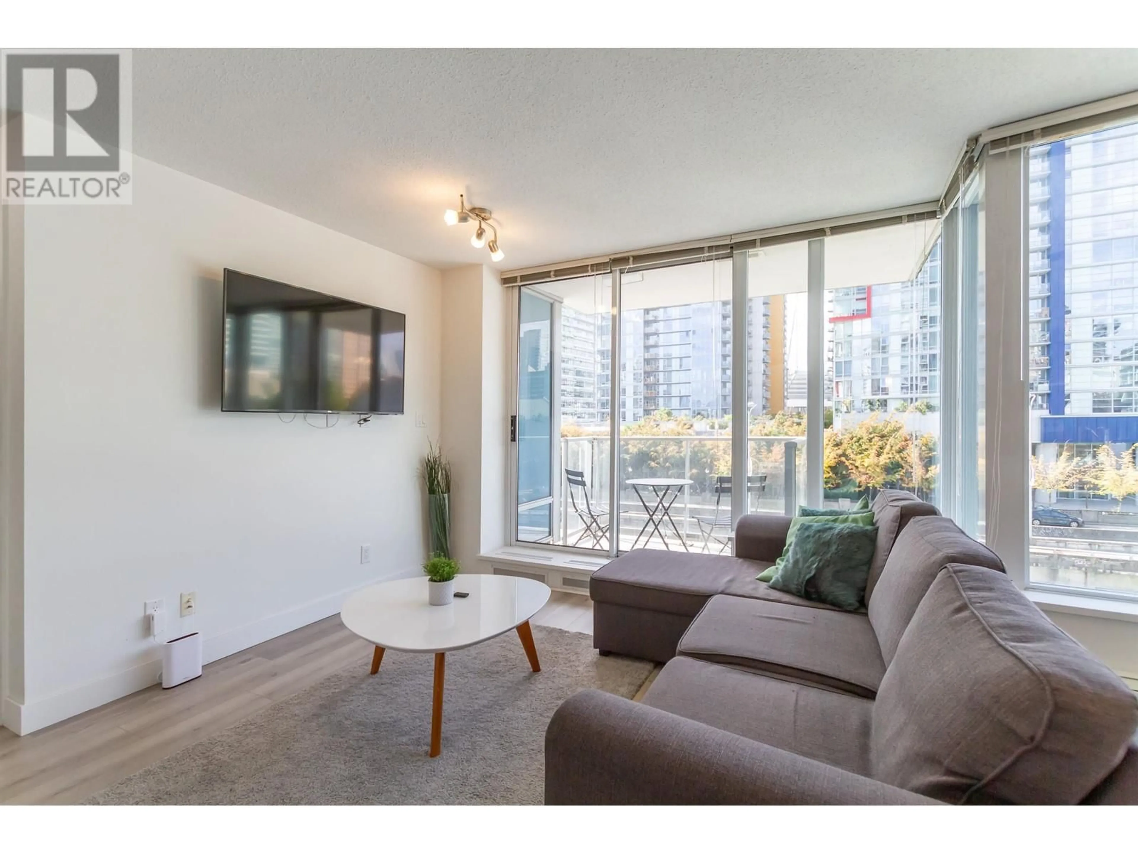 Living room with furniture, wood/laminate floor for 901 - 188 KEEFER PLACE, Vancouver British Columbia V6B0J1