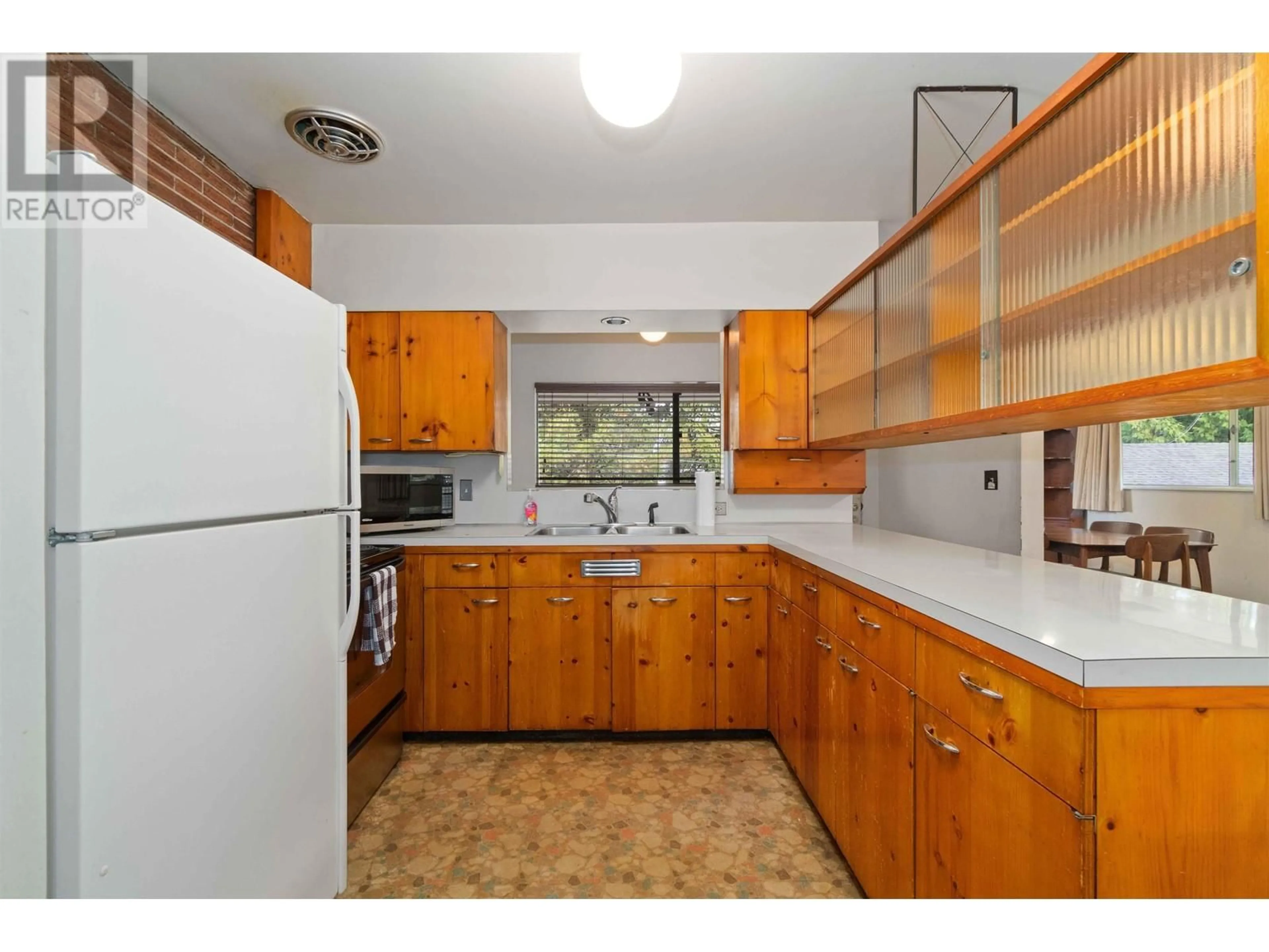 Standard kitchen, unknown for 901 COMO LAKE AVENUE, Coquitlam British Columbia V3J3N4