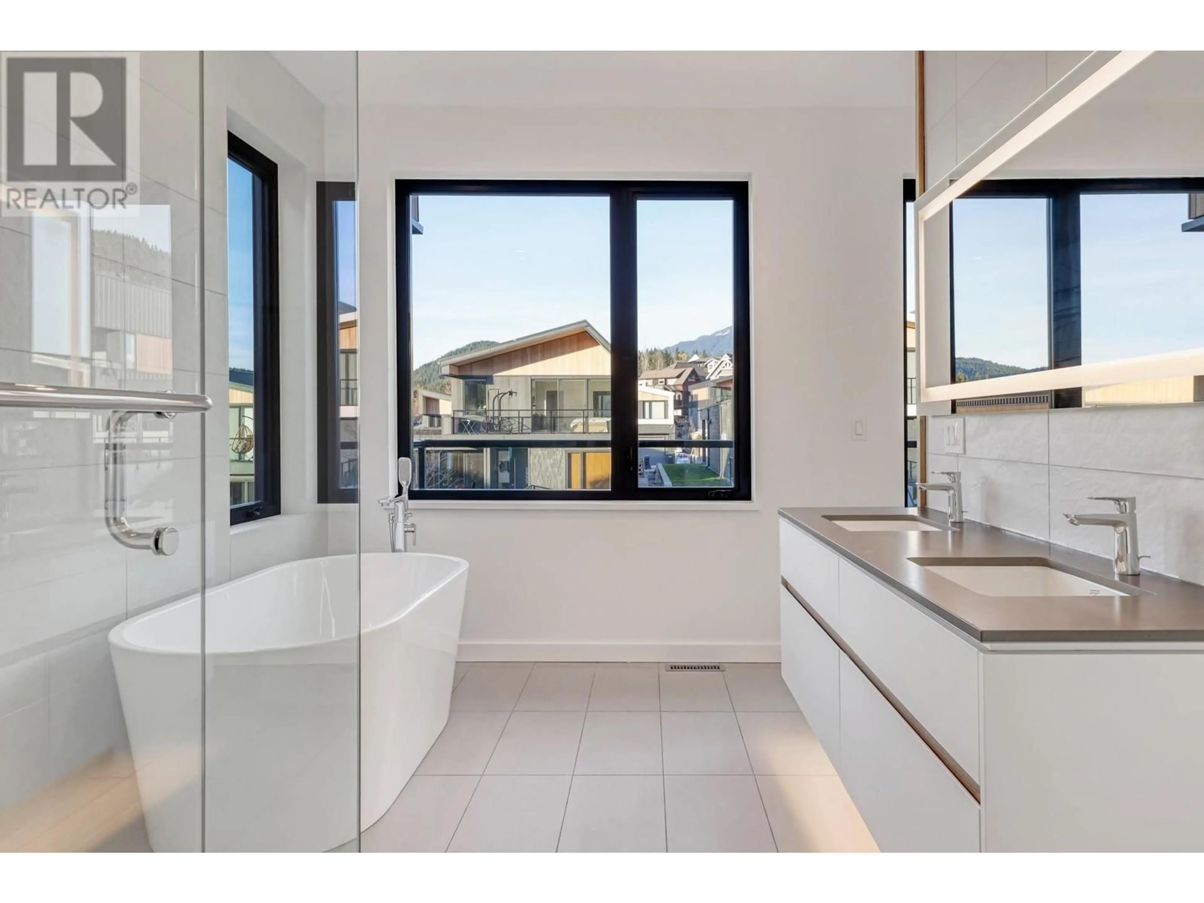 Contemporary bathroom, ceramic/tile floor for 2946 SNOWBERRY PLACE, Squamish British Columbia V8B1B1