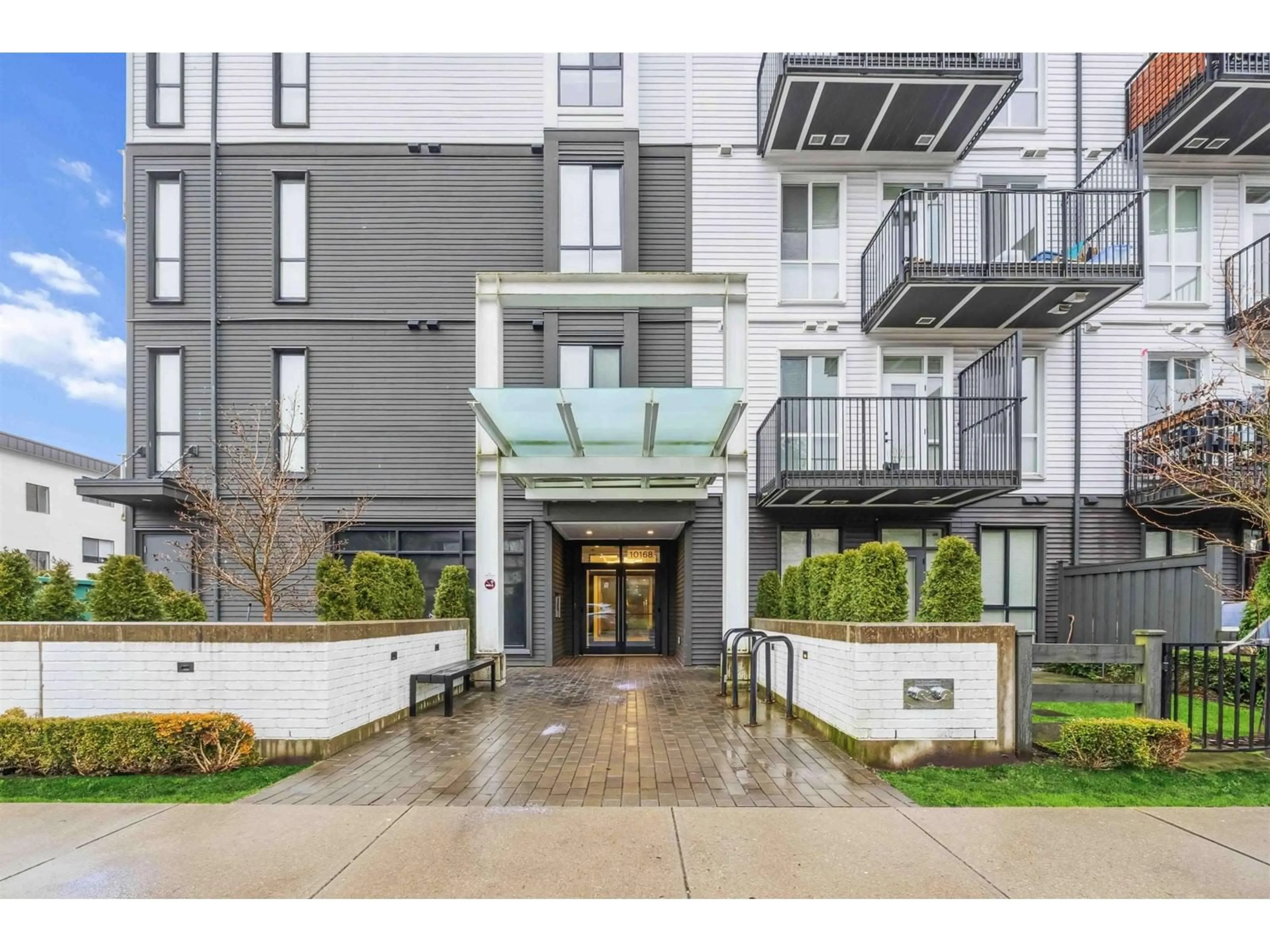 Indoor foyer for 409 - 10168 149, Surrey British Columbia V3R0E9