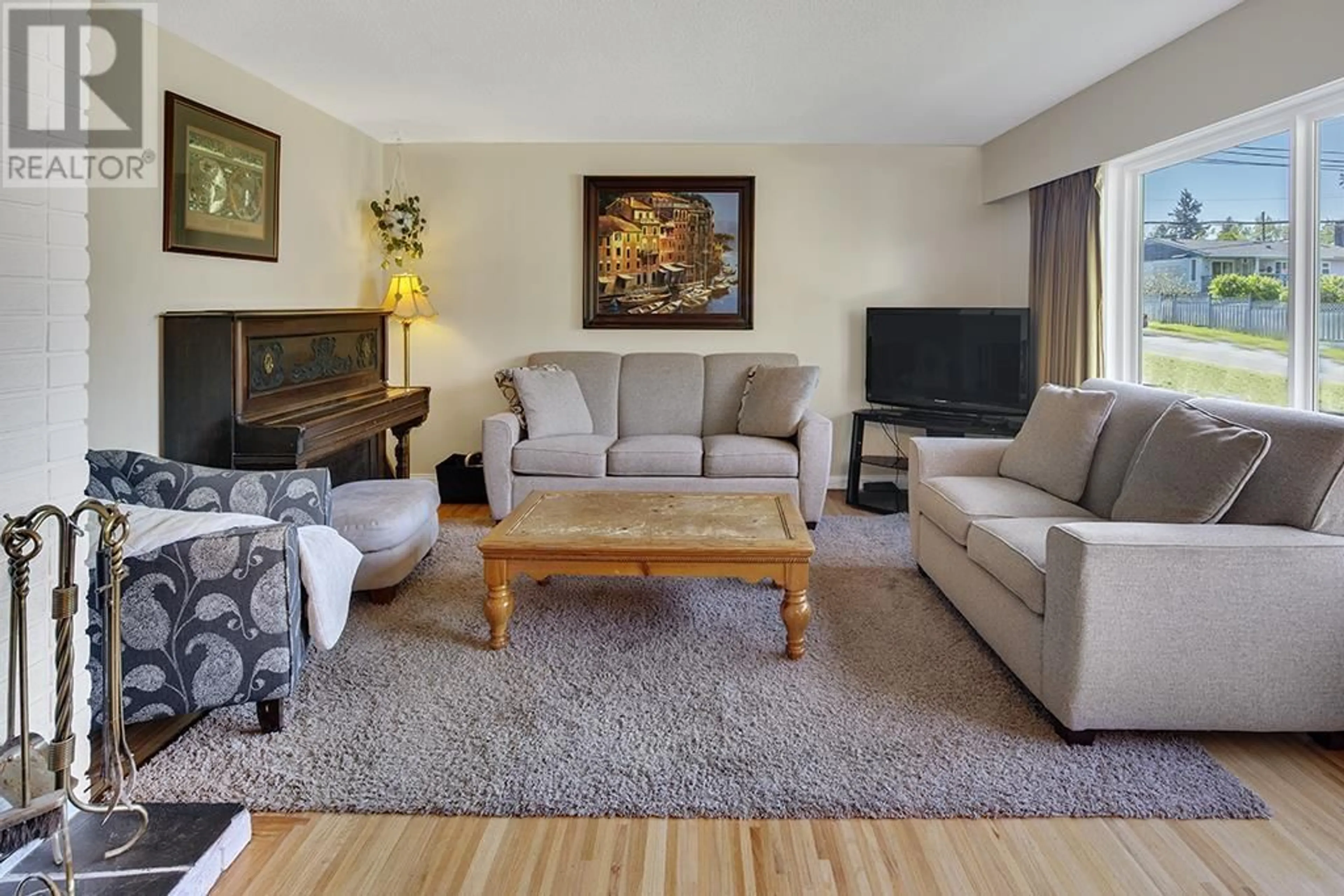 Living room with furniture, unknown for 1451 GLORIA DRIVE, Port Coquitlam British Columbia V3C1E6