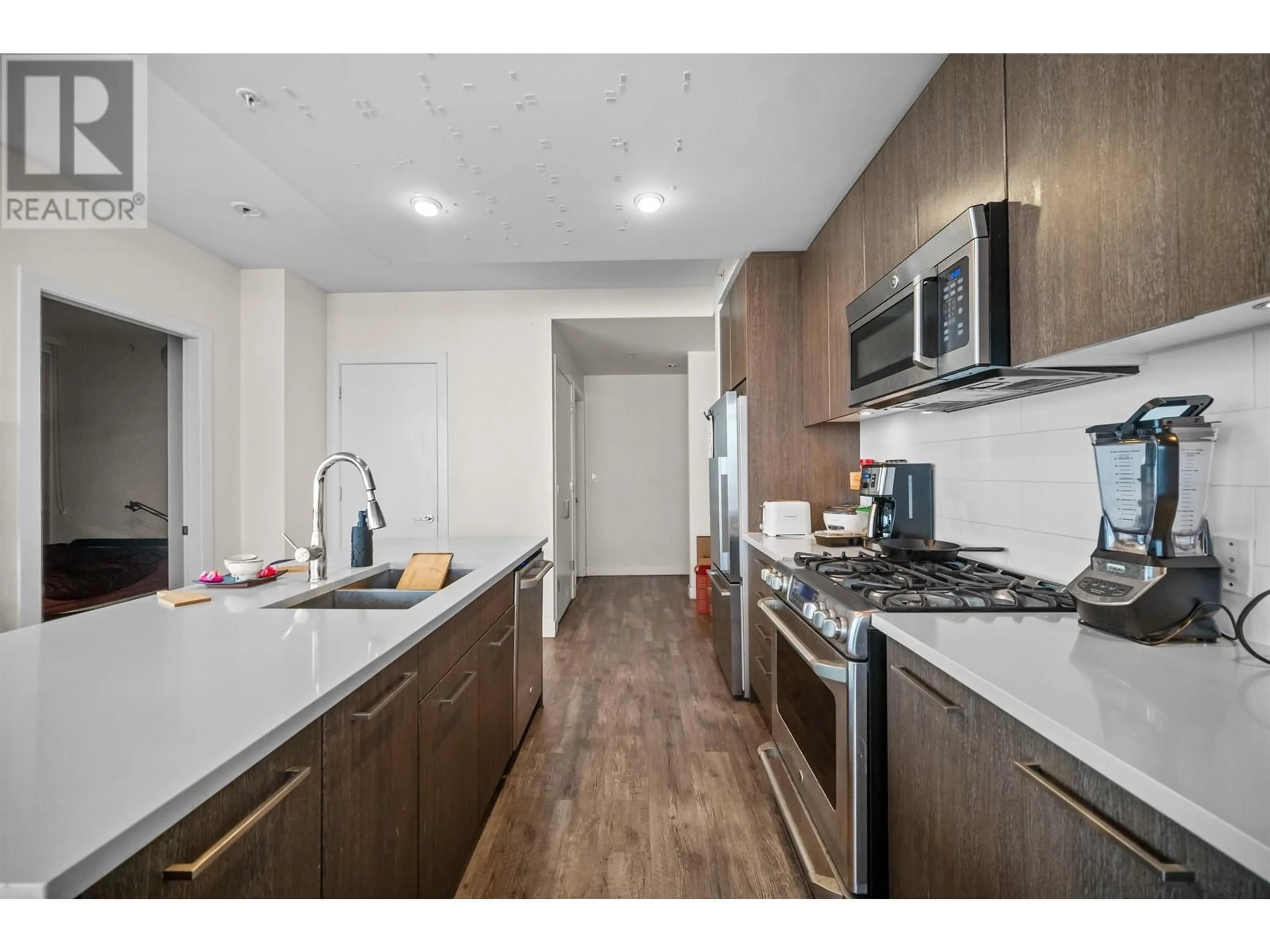 Standard kitchen, unknown for 1003 - 9080 UNIVERSITY CRESCENT, Burnaby British Columbia V5A0B7
