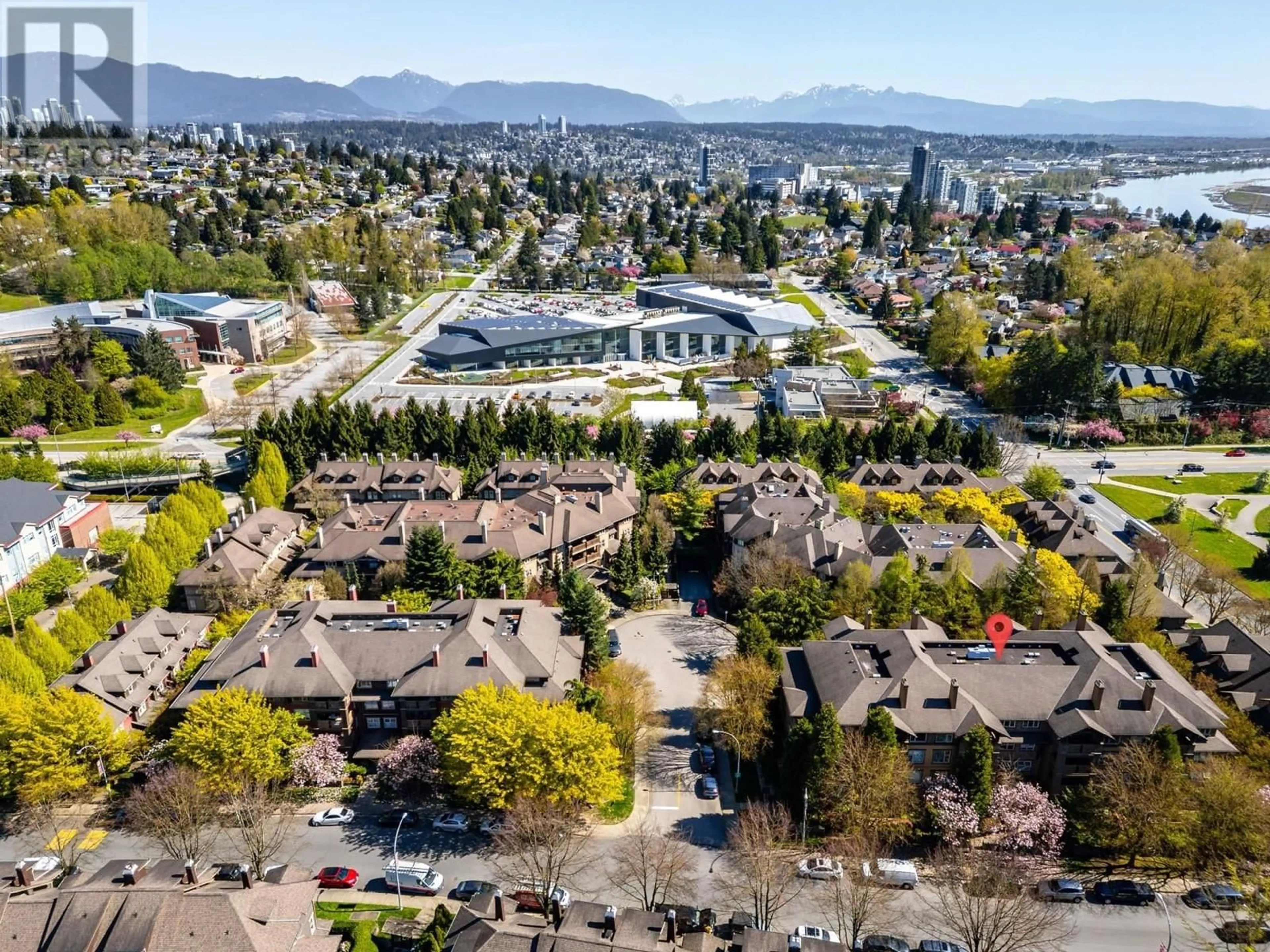 A pic from outside/outdoor area/front of a property/back of a property/a pic from drone, mountain view for 103 - 625 PARK CRESCENT, New Westminster British Columbia V3L5W4