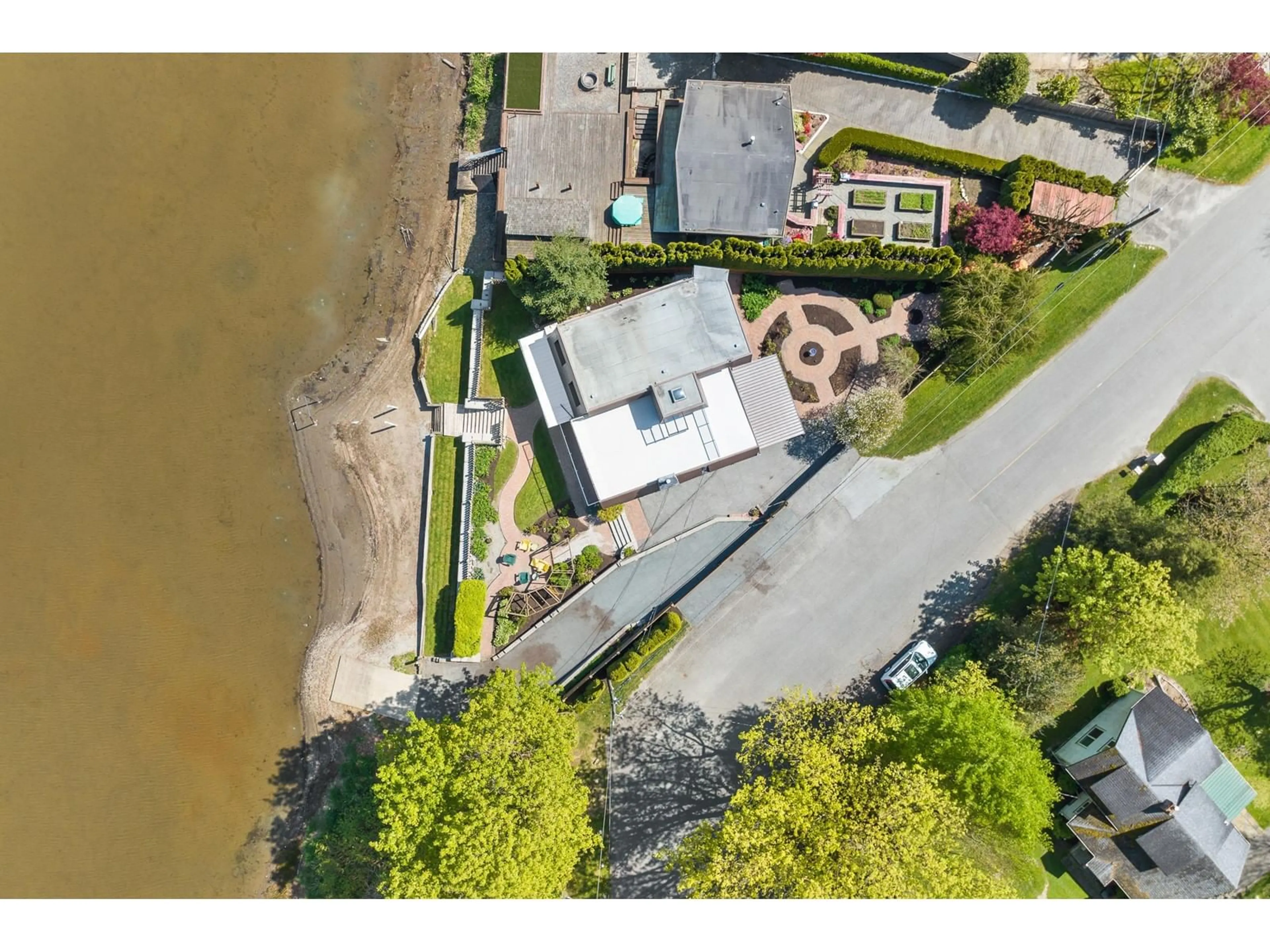 A pic from outside/outdoor area/front of a property/back of a property/a pic from drone, water/lake/river/ocean view for 9324 SHOOK, Mission British Columbia V2V7M2