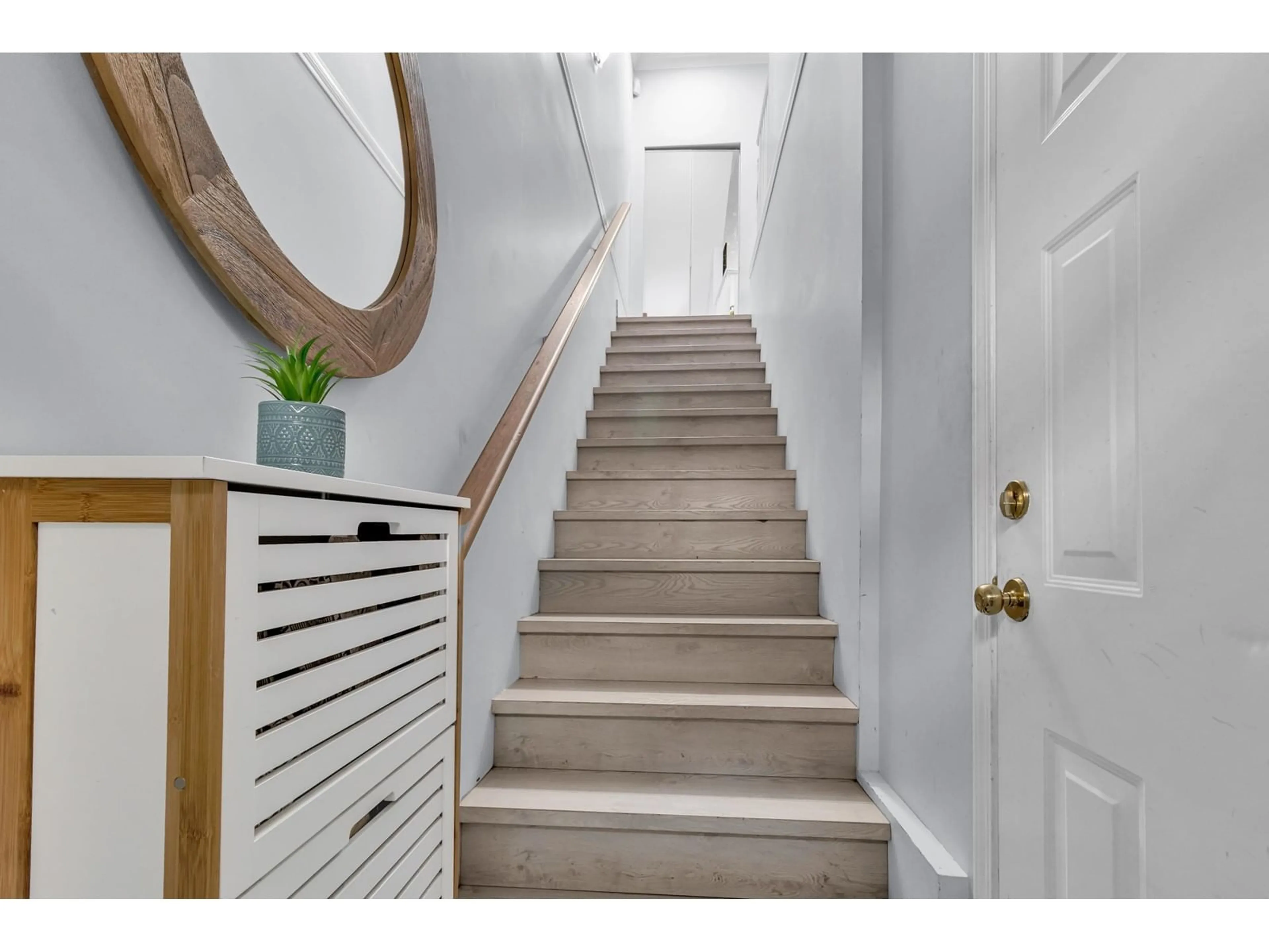 Indoor entryway for 202 - 9580 PRINCE CHARLES, Surrey British Columbia V3V1S6