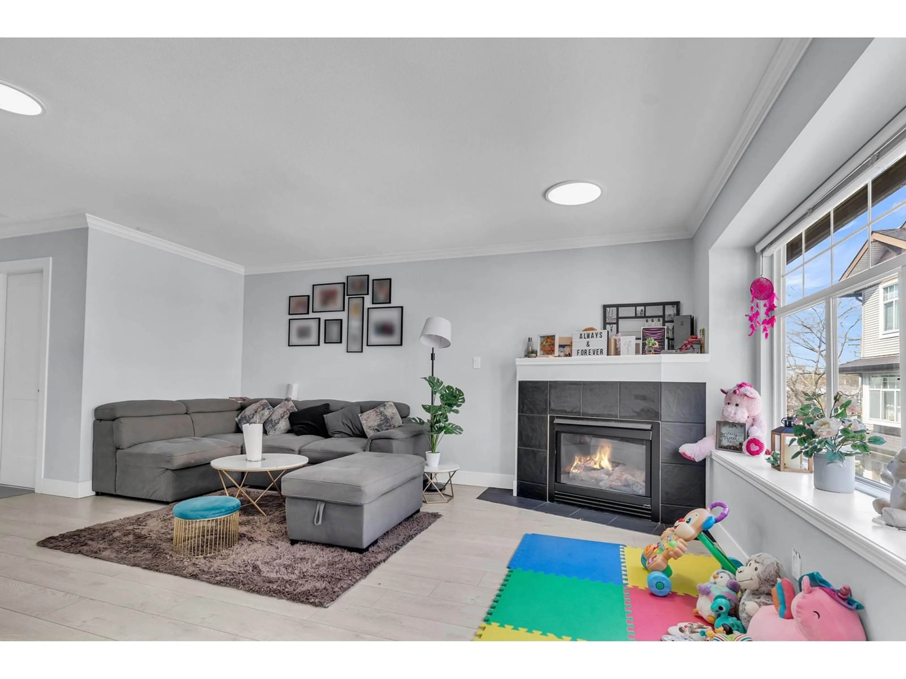Living room with furniture, unknown for 202 - 9580 PRINCE CHARLES, Surrey British Columbia V3V1S6
