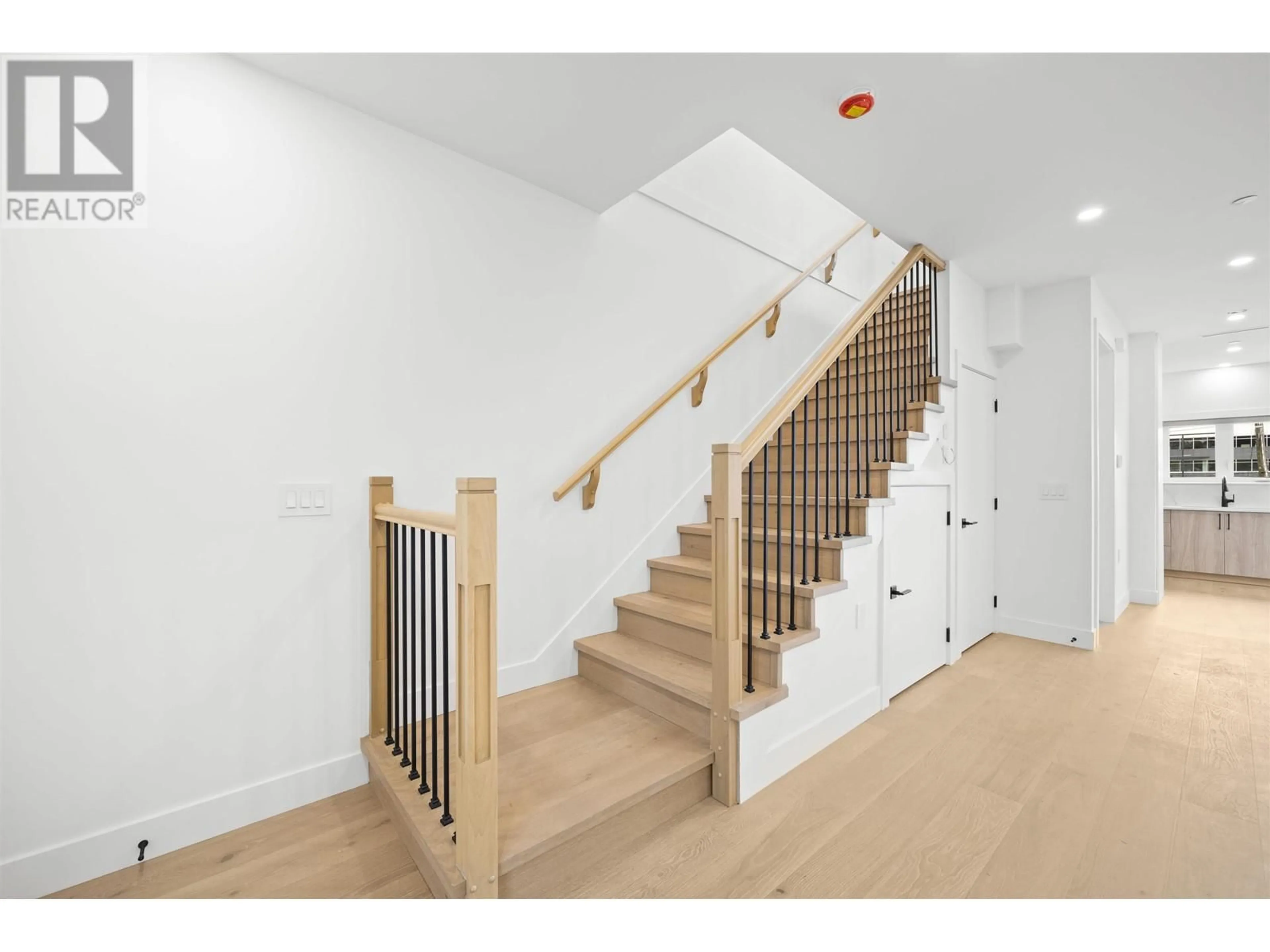 Stairs for 2996 8TH AVENUE, Vancouver British Columbia V5M1X1