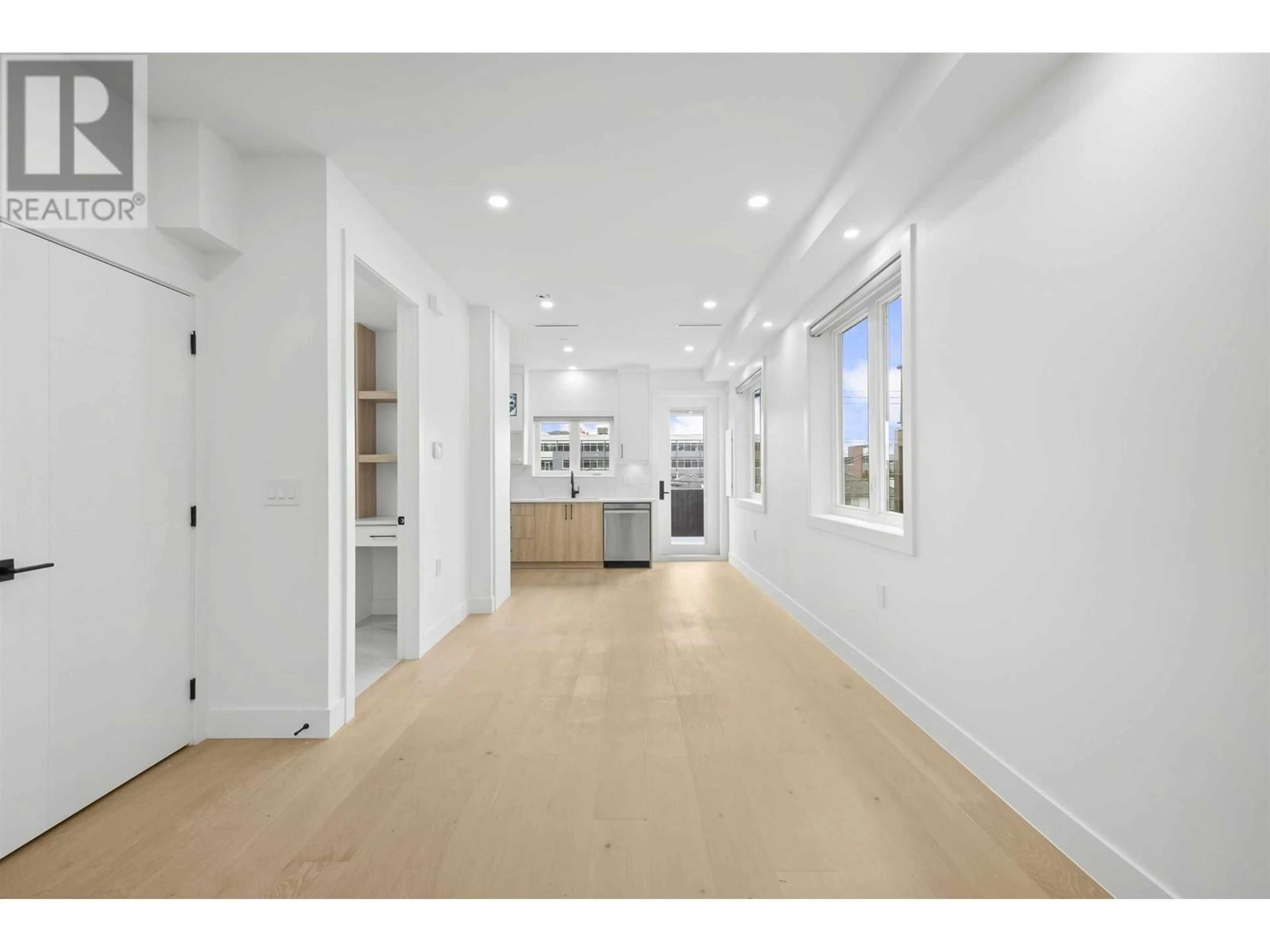Indoor foyer for 2996 8TH AVENUE, Vancouver British Columbia V5M1X1