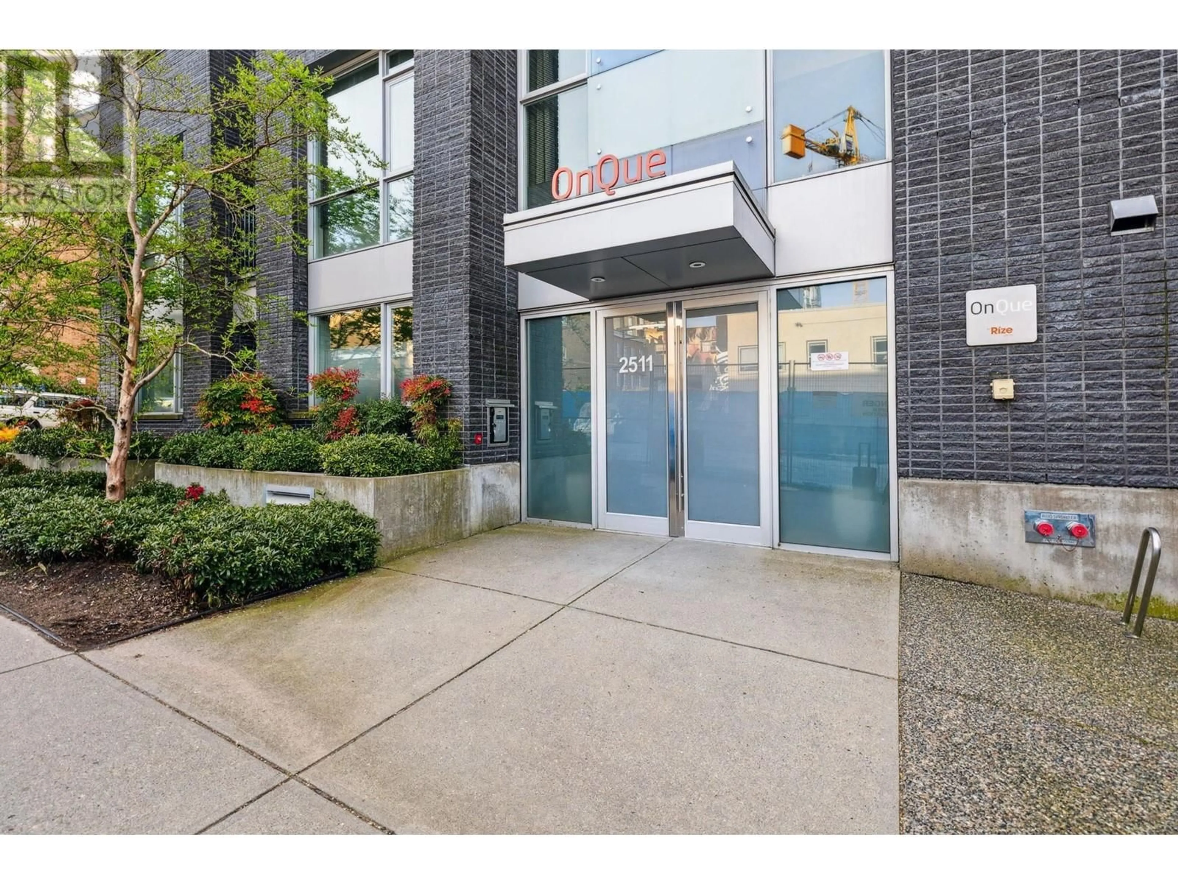 Indoor foyer for 213 - 2511 QUEBEC STREET, Vancouver British Columbia V5T0B6