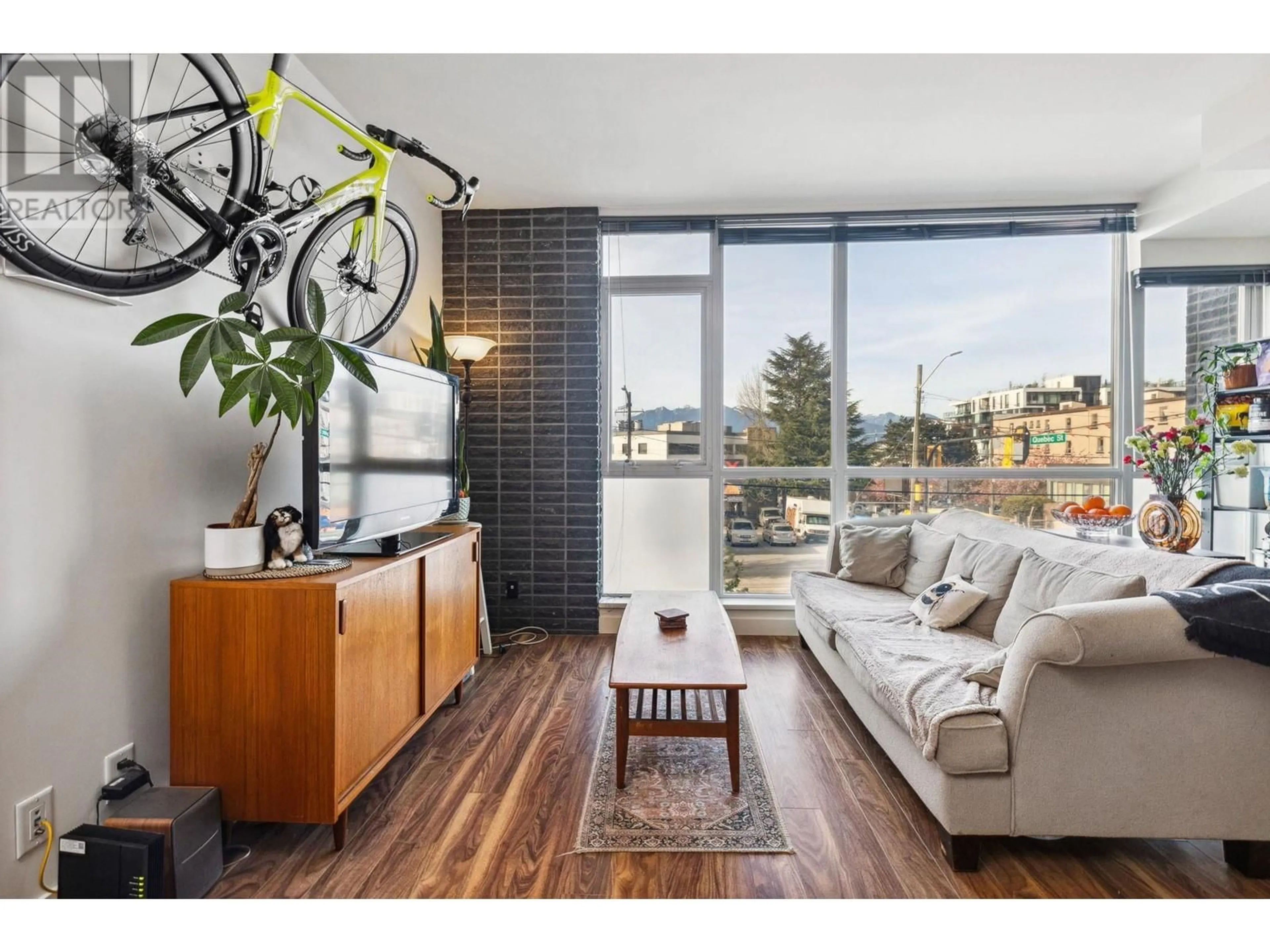 Living room with furniture, wood/laminate floor for 213 - 2511 QUEBEC STREET, Vancouver British Columbia V5T0B6