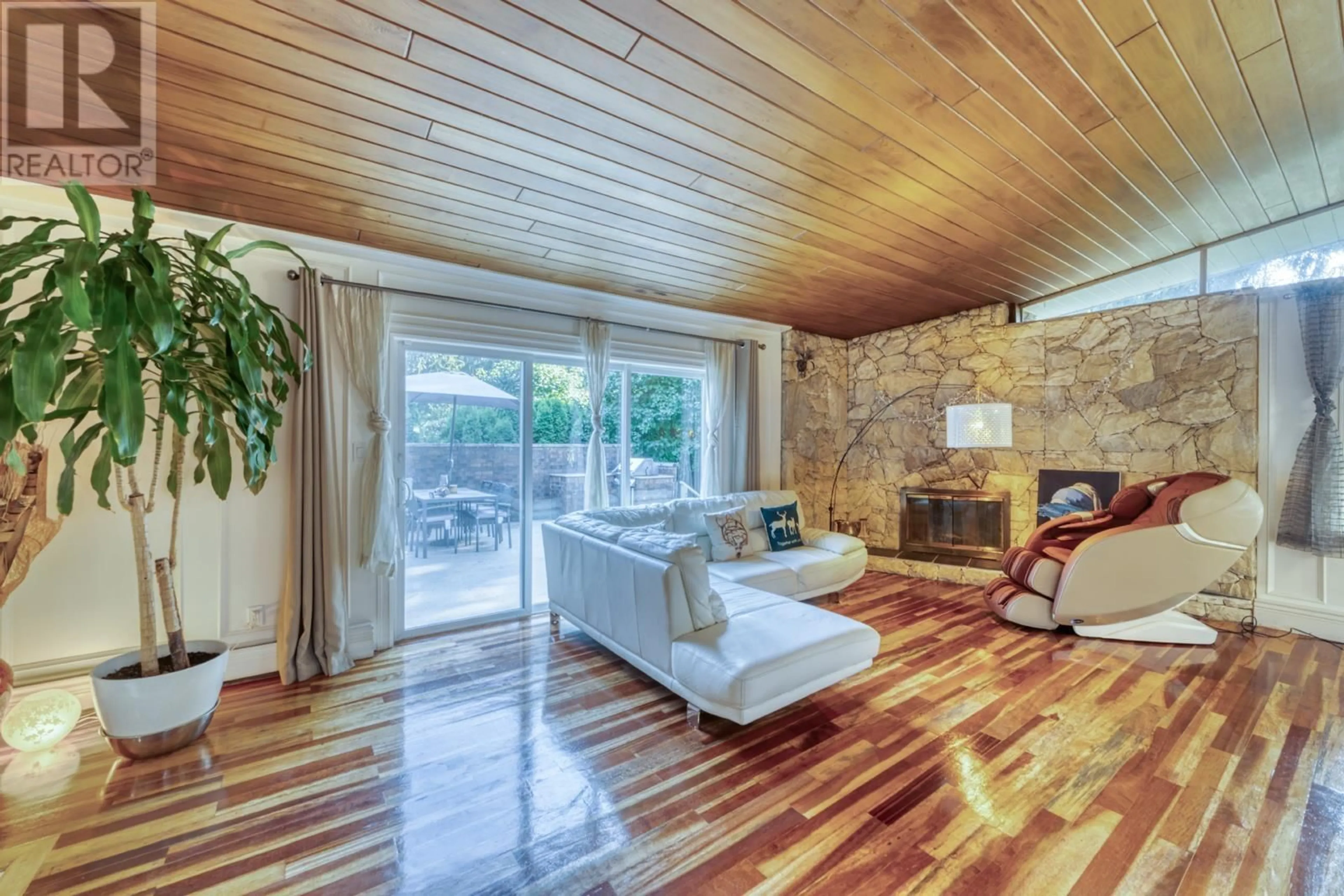 Living room with furniture, wood/laminate floor for 990 KINSAC STREET, Coquitlam British Columbia V3J4V1